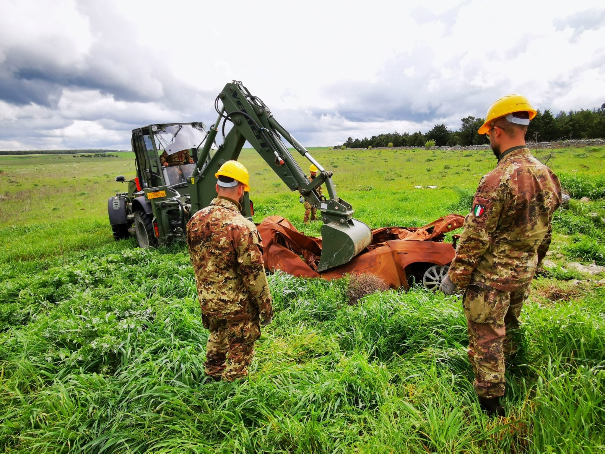 Galleria PLAUSO PRESIDENTE EMILIANO A OPERAZIONE “ALTA MURGIA CLEAN UP” CON ESERCITO, PARCO NAZIONALE ALTA MURGIA E ARIF CONTRO ABBANDONO DEI RIFIUTI - Diapositiva 4 di 8