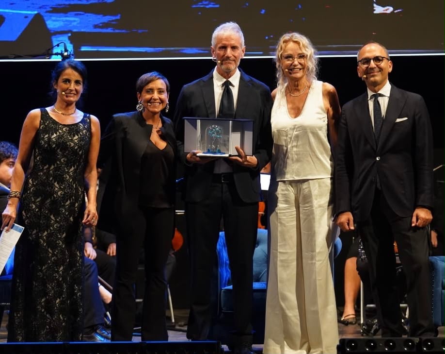 Galleria Premio “I Fiori Blu”, a Foggia la settima edizione incorona Annalisa Cuzzocrea. Riconoscimenti anche a Francesco Carofiglio e Tomaso Montanari - Diapositiva 3 di 3