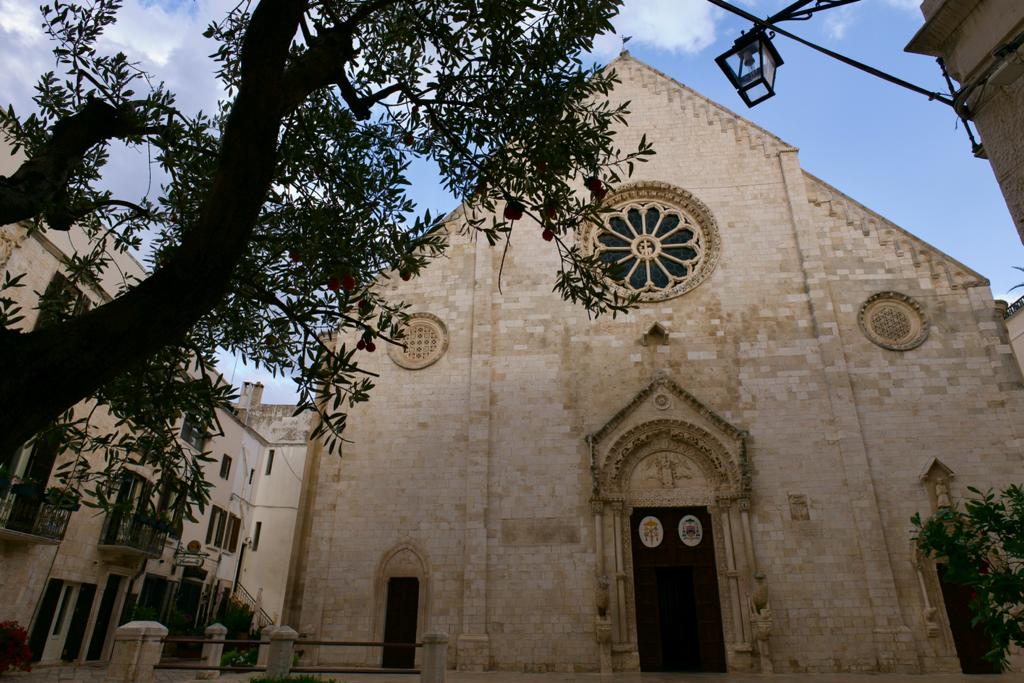 Galleria Grande accoglienza a Conversano per il Maestro Riccardo Muti: “Complimenti alla Regione Puglia per la legge sulle bande musicali” - Diapositiva 1 di 12