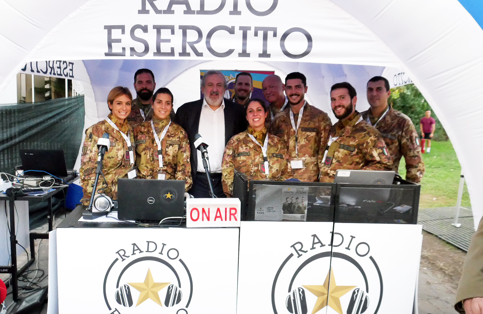 Galleria Fdl 22: Emiliano visita stand Esercito in Fiera - Diapositiva 4 di 9