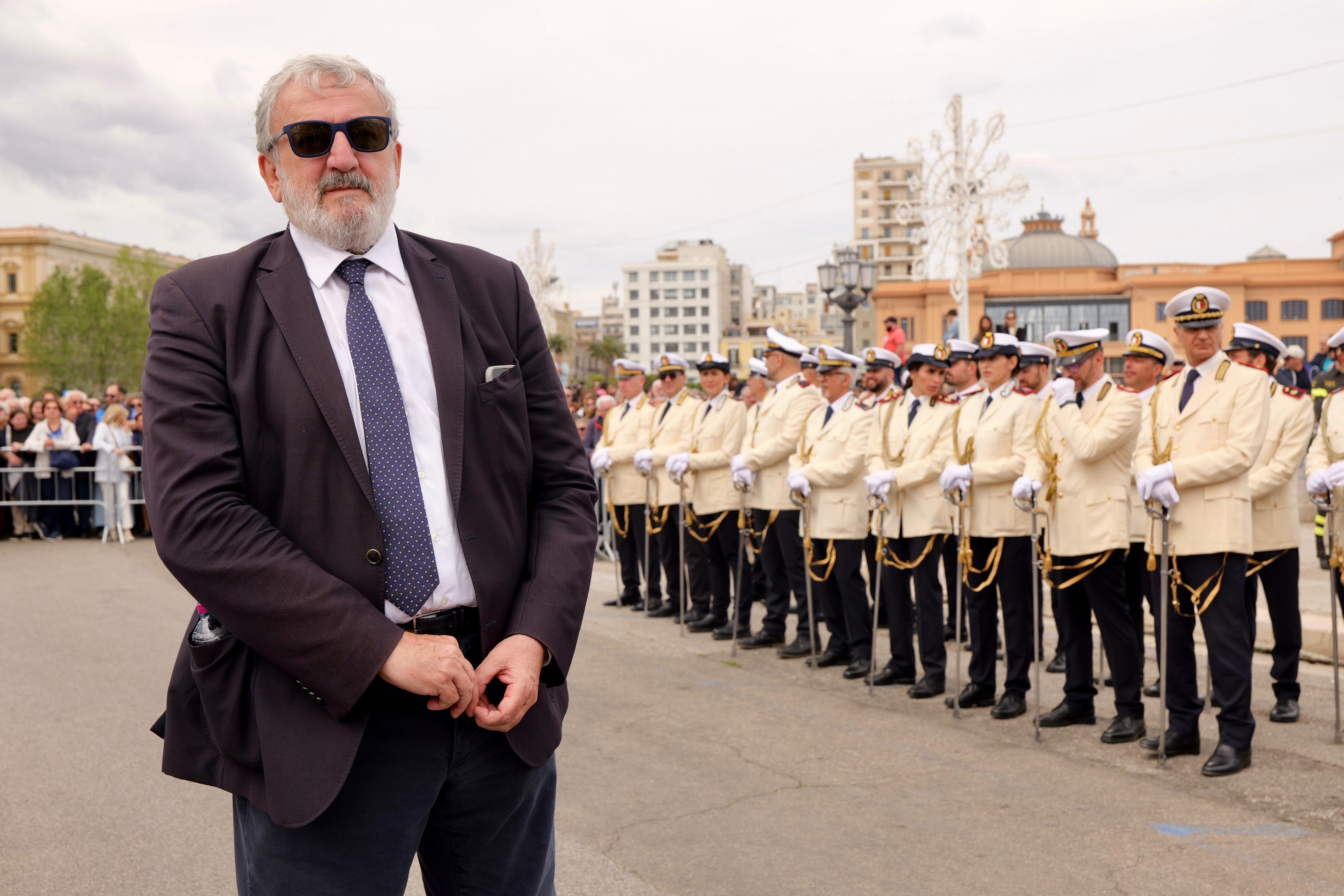 Galleria Bari, Emiliano alle celebrazioni per la festa di San Nicola: “E’ anche il patrono della Puglia che si celebra in giornate importanti” - Diapositiva 1 di 9
