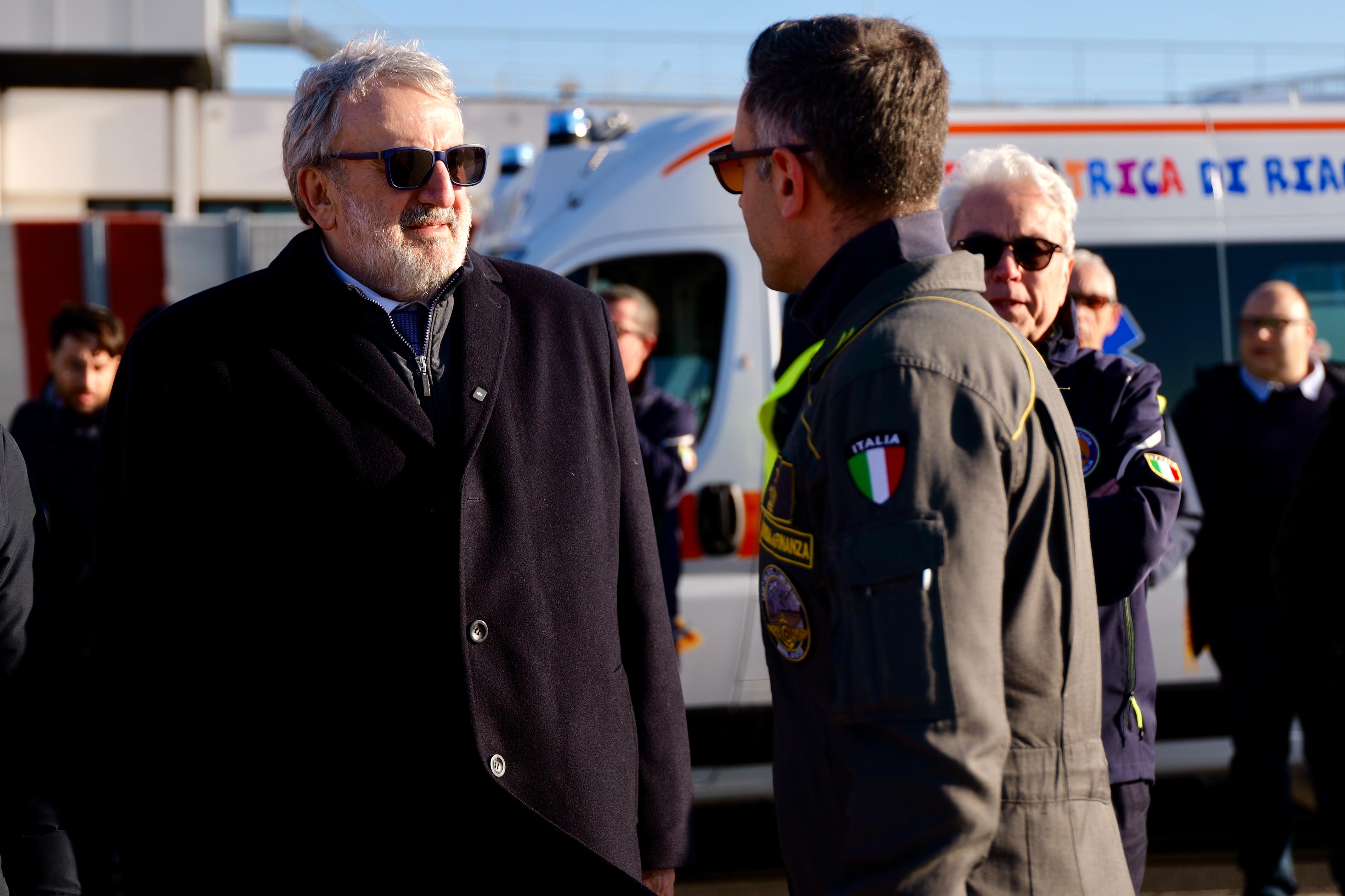 Galleria EMILIANO E PIEMONTESE ACCOLGONO UNA FAMIGLIA PALESTINESE DA GAZA CHE ACCOMPAGNA UNA BAMBINA CHE SARÀ CURATA DAL POLICLINICO DI BARI - Diapositiva 10 di 10