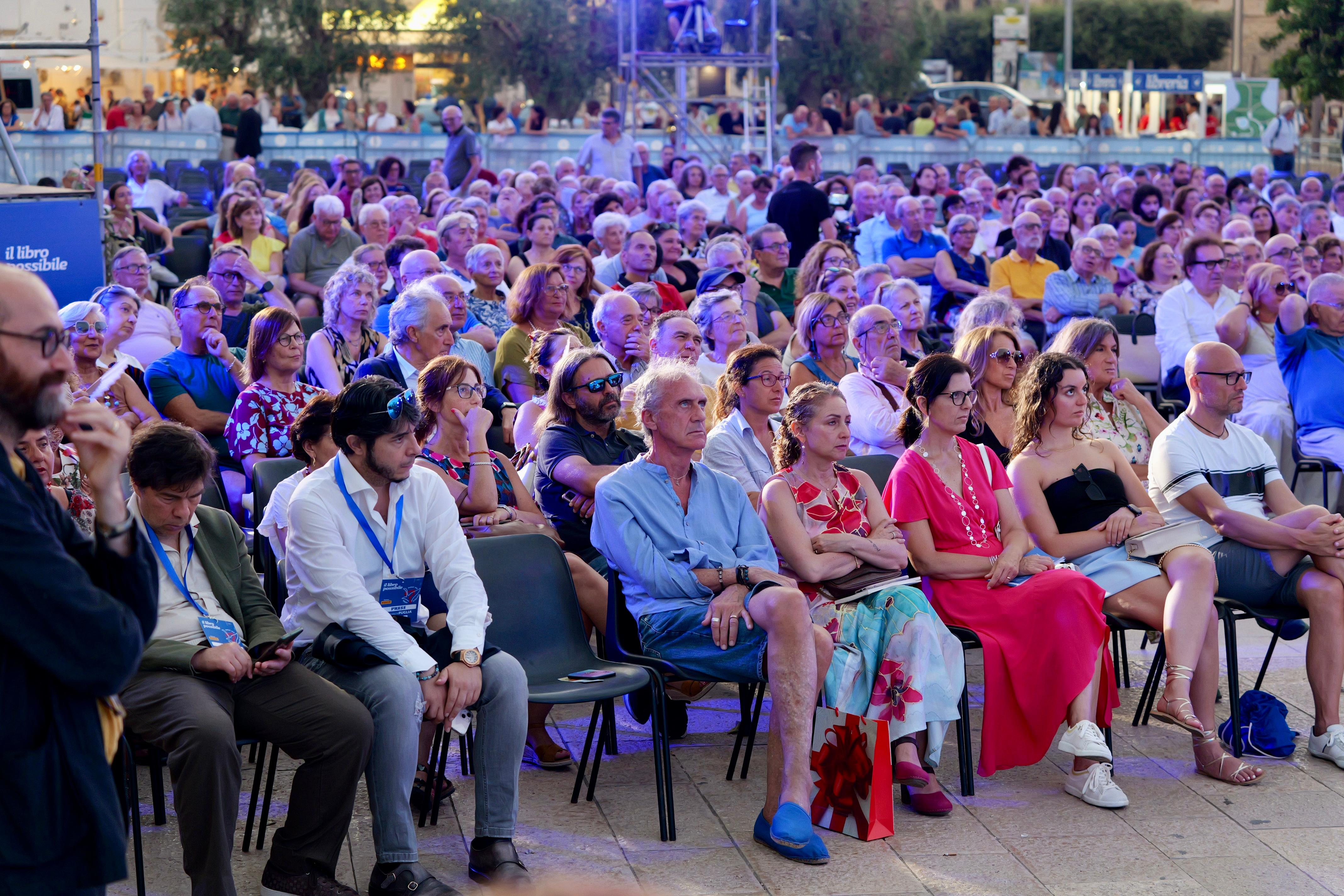 Galleria IL PRESIDENTE EMILIANO ALL’APERTURA DEL FESTIVAL IL LIBRO POSSIBILE A POLIGNANO A MARE - Diapositiva 6 di 12
