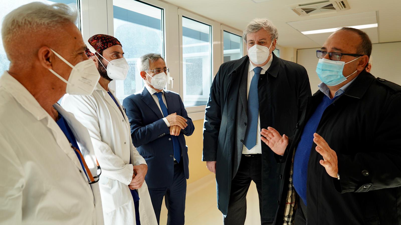 Galleria Potenziamento della rete ospedaliera. Attivati sedici posti di terapia intensiva respiratoria Covid al Dea “V. Fazzi” - Diapositiva 14 di 19