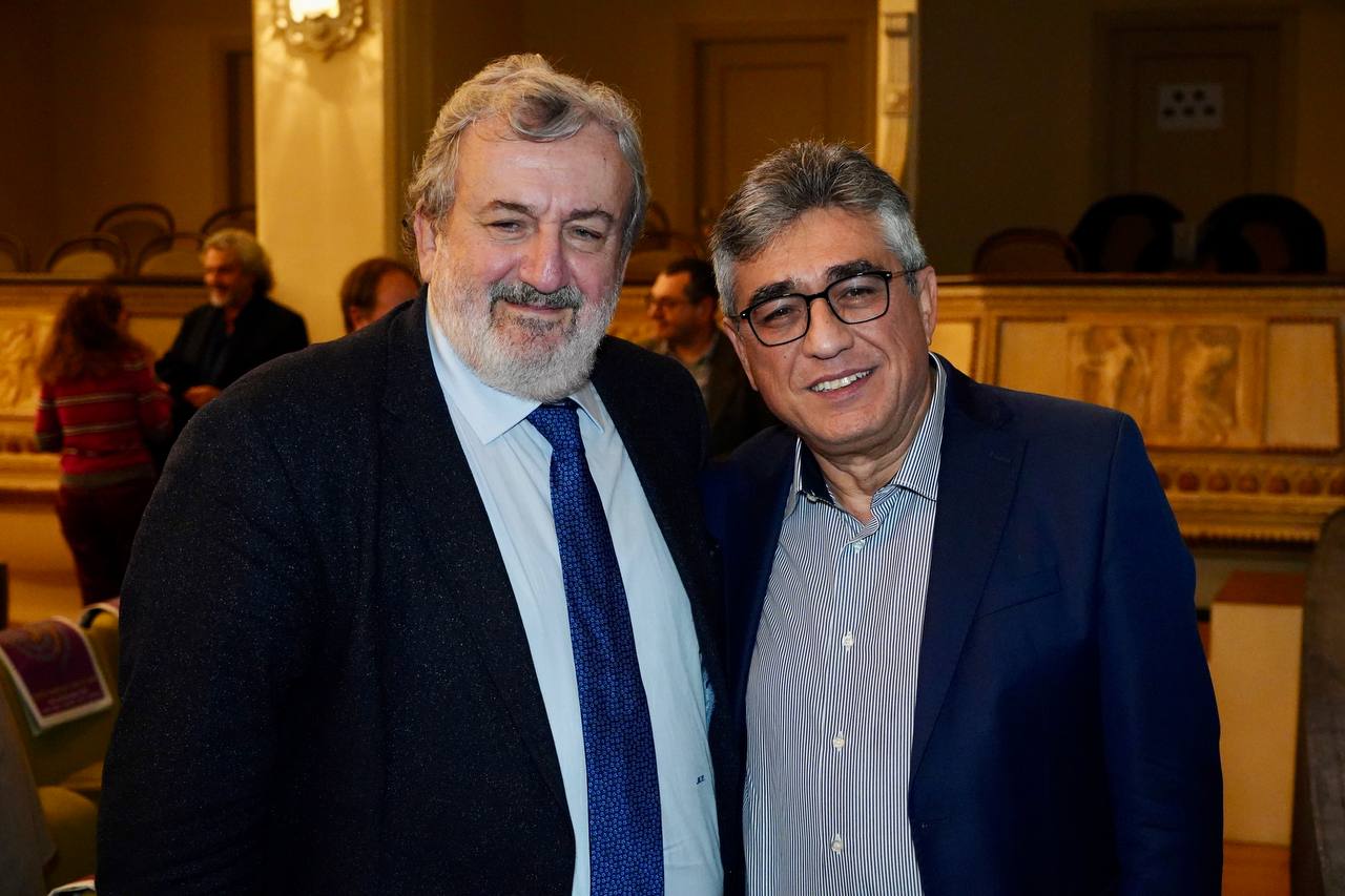 Galleria EMILIANO A “PAROLA MIA”, LA RASSEGNA PER I 135 ANNI DELLA GAZZETTA DEL MEZZOGIORNO: “DIETRO QUESTO GIORNALE CI SONO DEI SOGNI” - Diapositiva 1 di 10