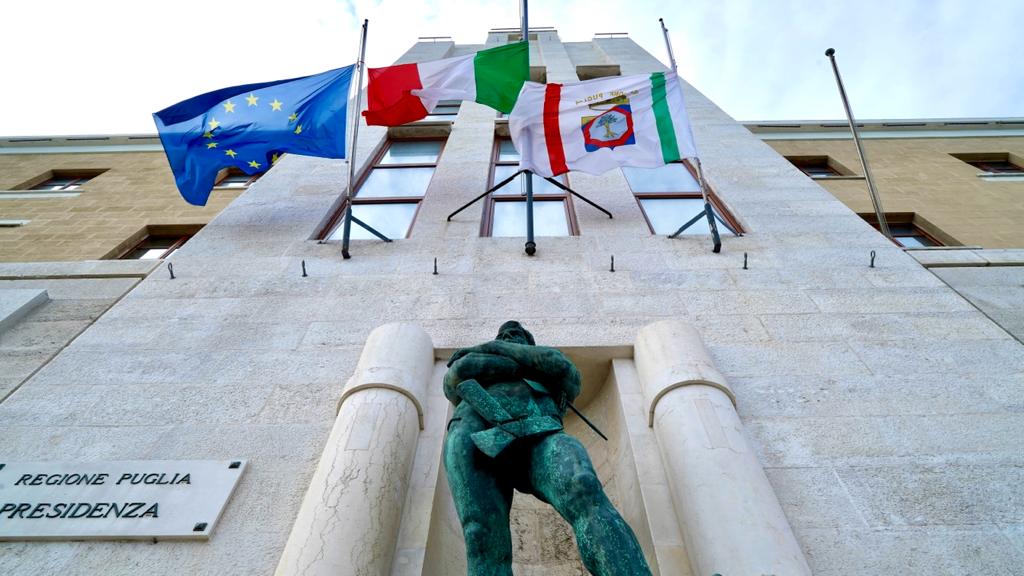 Galleria Bandiere a mezz’asta in Regione Puglia per il lutto nazionale per l'alluvione in Emilia Romagna - Diapositiva 1 di 6
