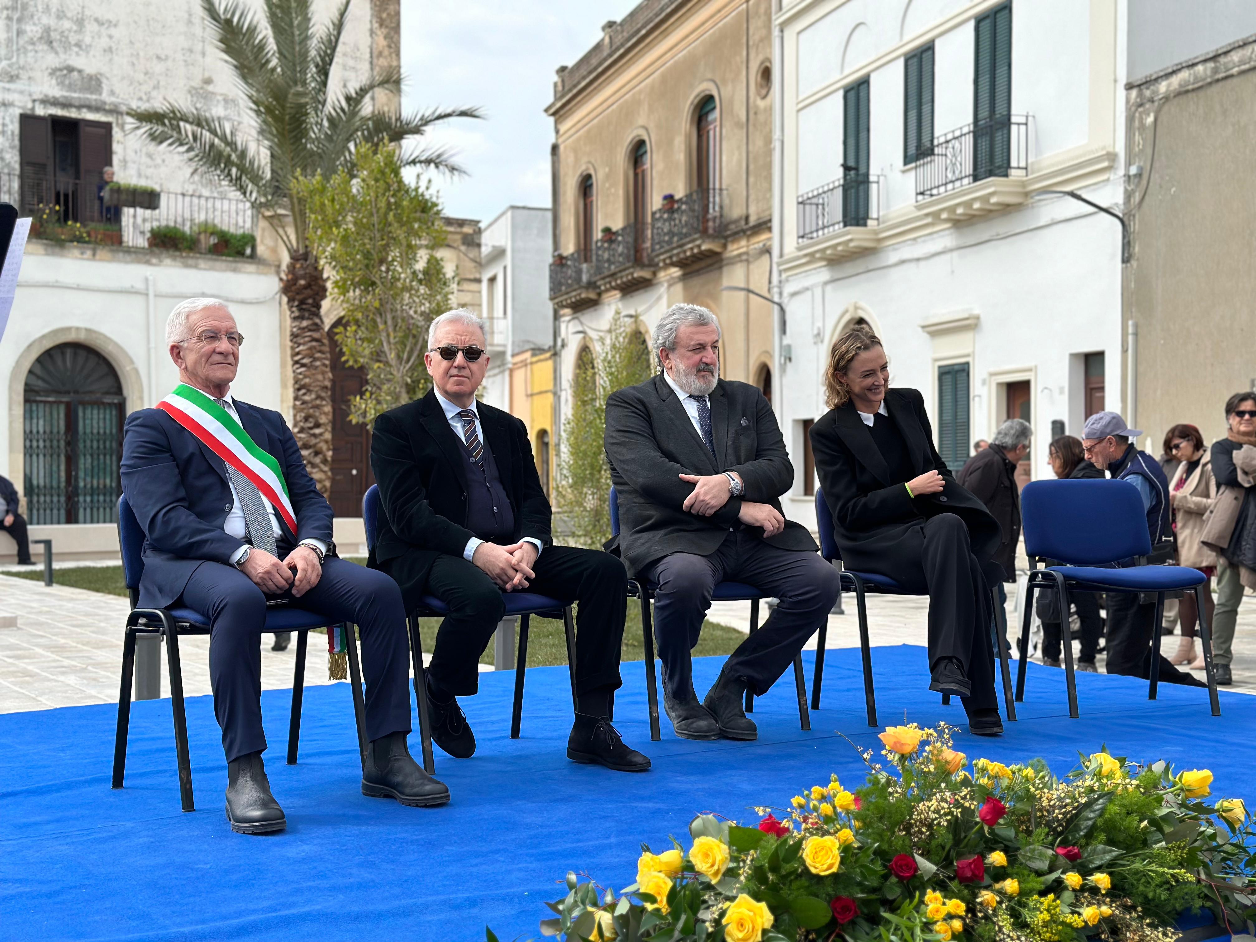 Galleria IL PRESIDENTE EMILIANO A CAMPI SALENTINA PER L’INTITOLAZIONE DELL’EX PIAZZA GARIBALDI A NICOLA QUARTA: “SENZA LE SUE RADICI, LA PUGLIA NON SAREBBE QUELLA CHE OGGI È DIVENTATA” - Diapositiva 8 di 8