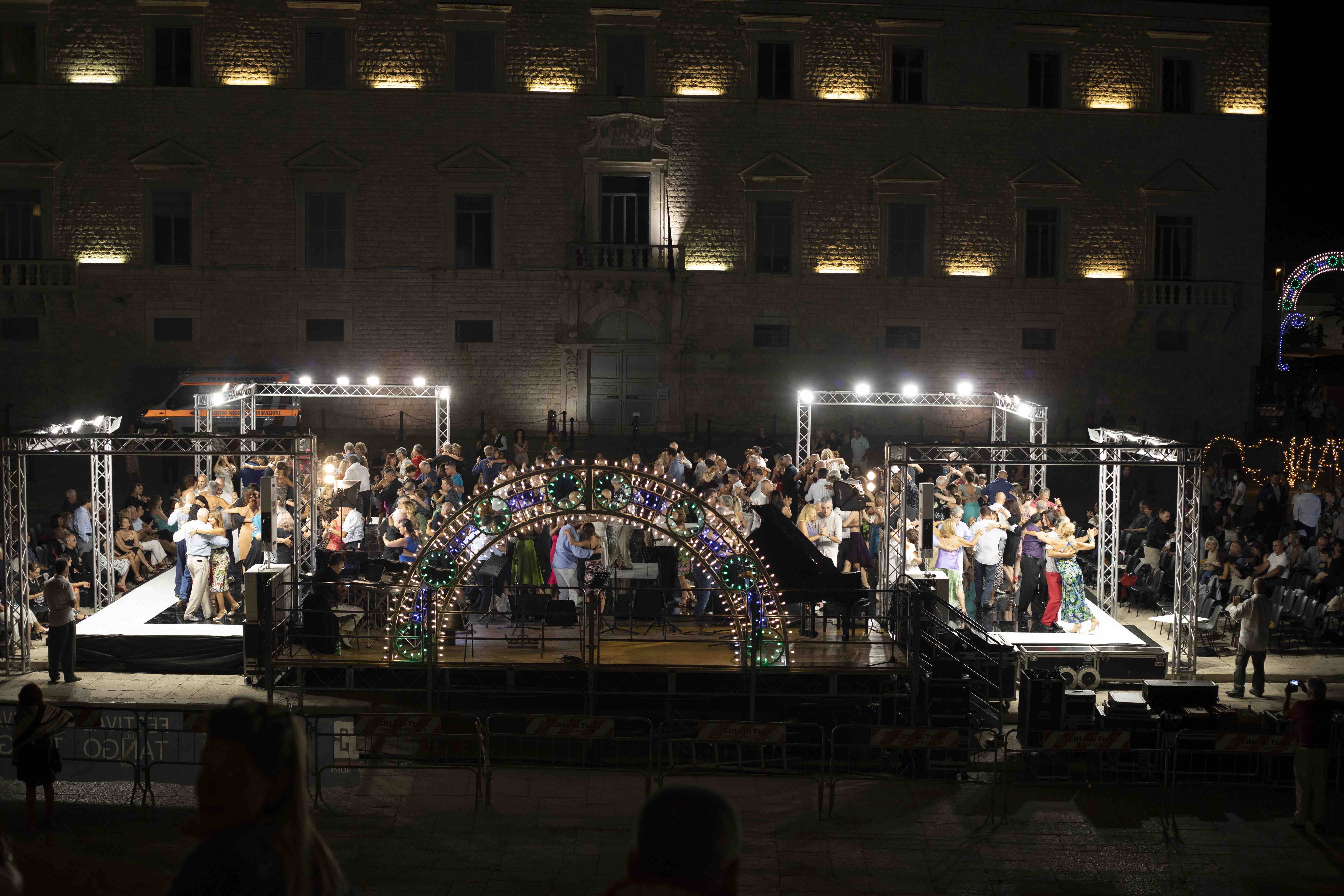 Galleria Trani capitale del Tango, il governatore Emiliano: “Arriveranno da tutto il mondo, è meraviglioso” - Diapositiva 2 di 3