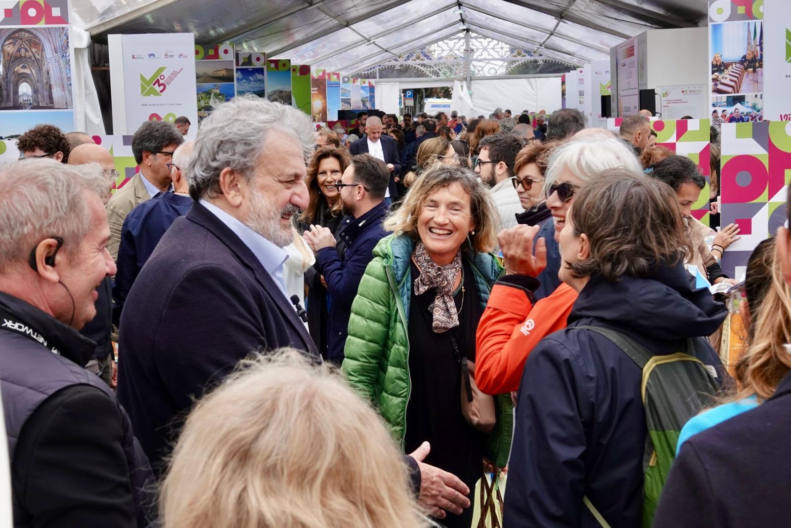 Galleria Il presidente Emiliano in visita al Villaggio Delle Regioni - Diapositiva 8 di 10