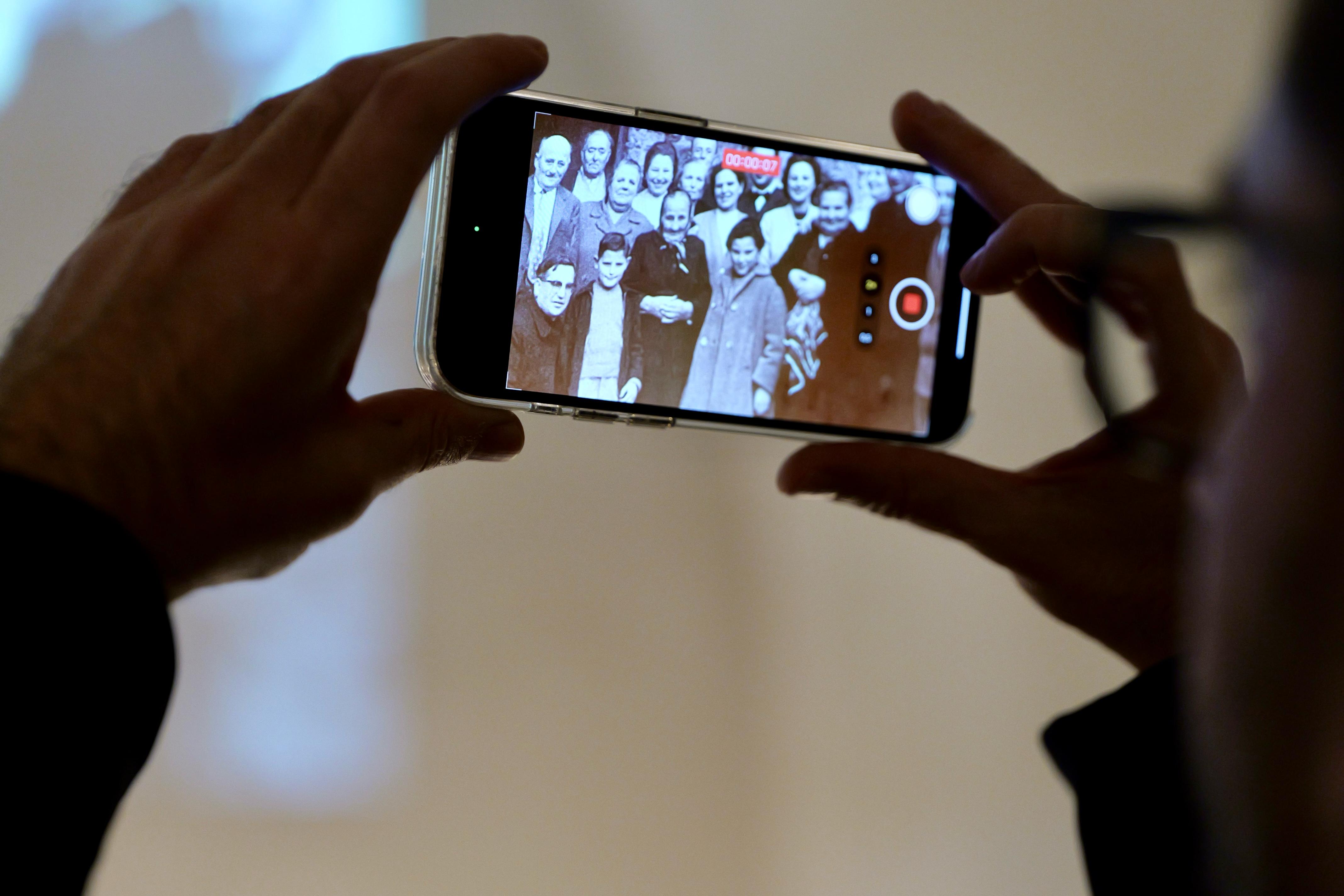 Galleria Il Presidente Emiliano al Castello Svevo di Bari per l’inaugurazione della mostra sulle stragi nazifasciste nella Guerra di Liberazione: “Anche così i pugliesi potranno celebrare la Giornata della memoria” - Diapositiva 5 di 12