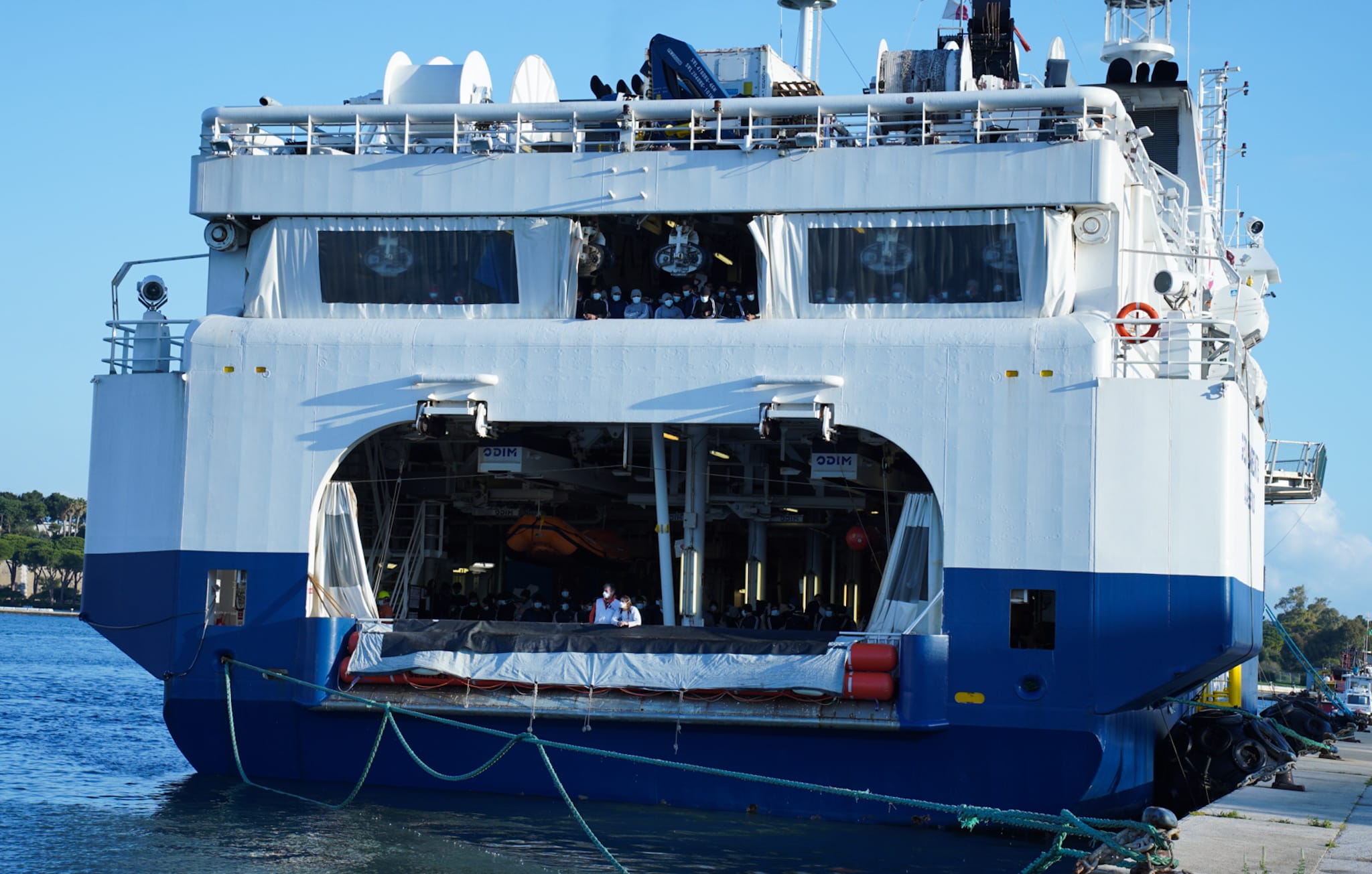 Galleria Emiliano a Brindisi per accogliere la nave di Medici Senza Frontiere con 339 persone salvate al largo di Malta - Diapositiva 1 di 34