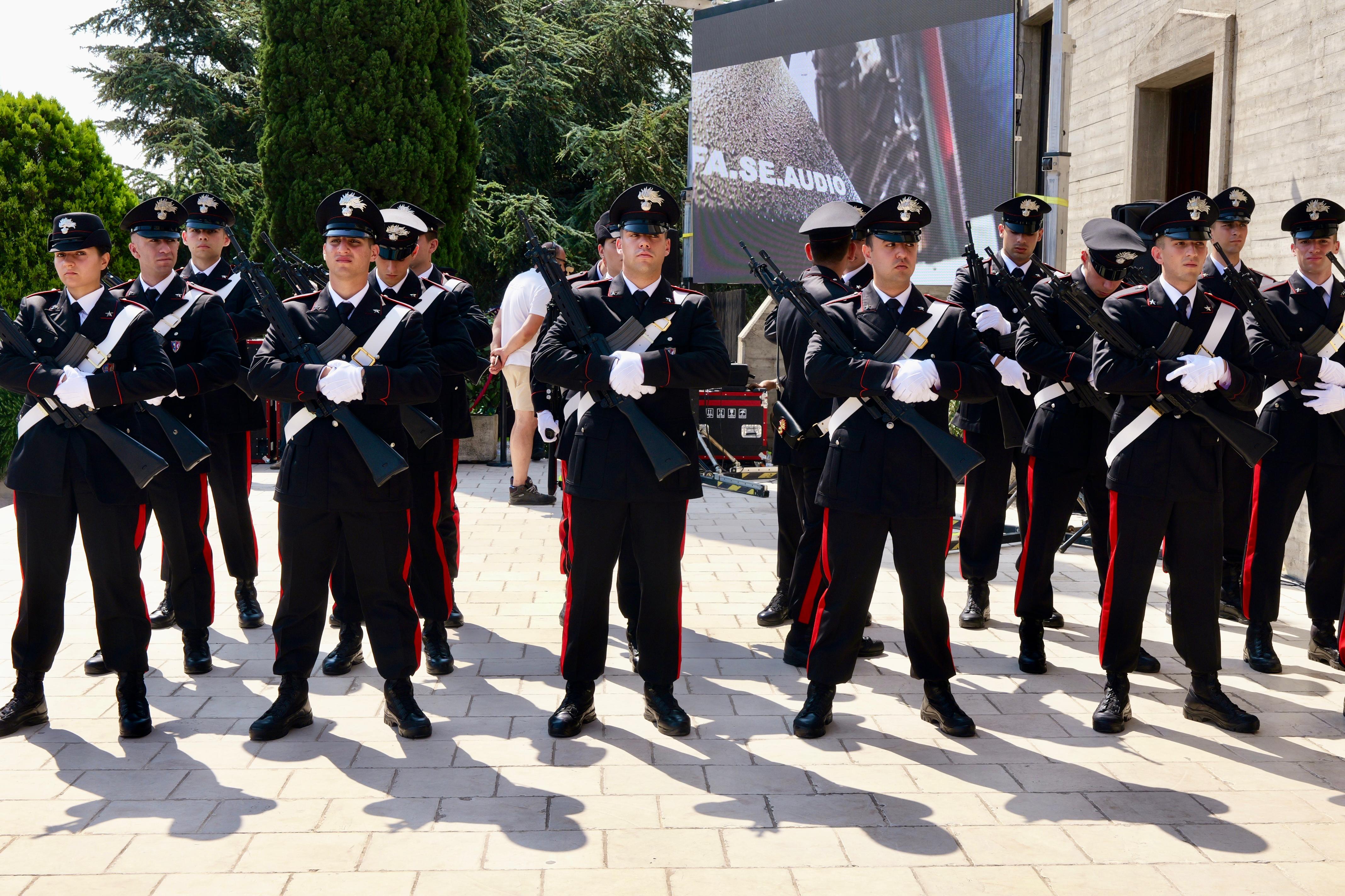 Galleria EMILIANO ALLE ESEQUIE DEL BRIGADIERE LEGROTTAGLIE A OSTUNI ALLA PRESENZA DEL PRESIDENTE MATTARELLA - Diapositiva 5 di 17