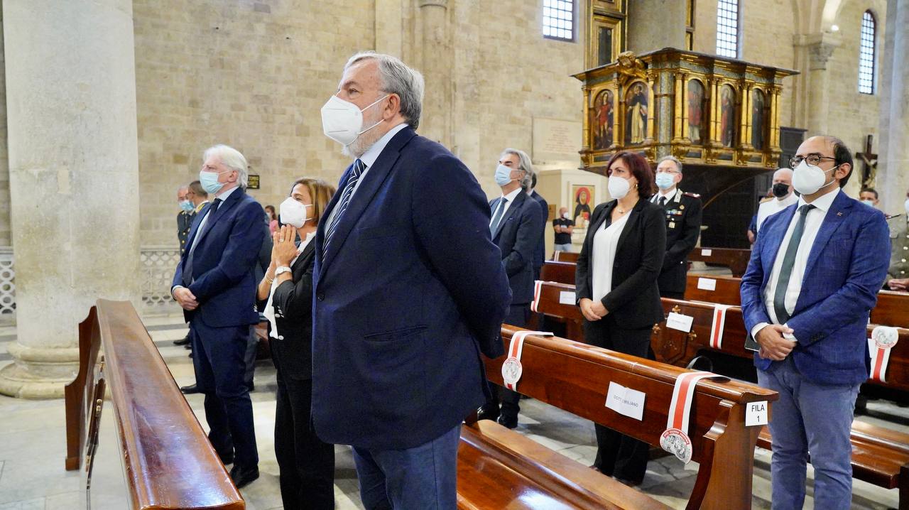 Galleria EMILIANO OGGI ALLE CELEBRAZIONI DELLA GUARDIA DI FINANZA - Diapositiva 6 di 11