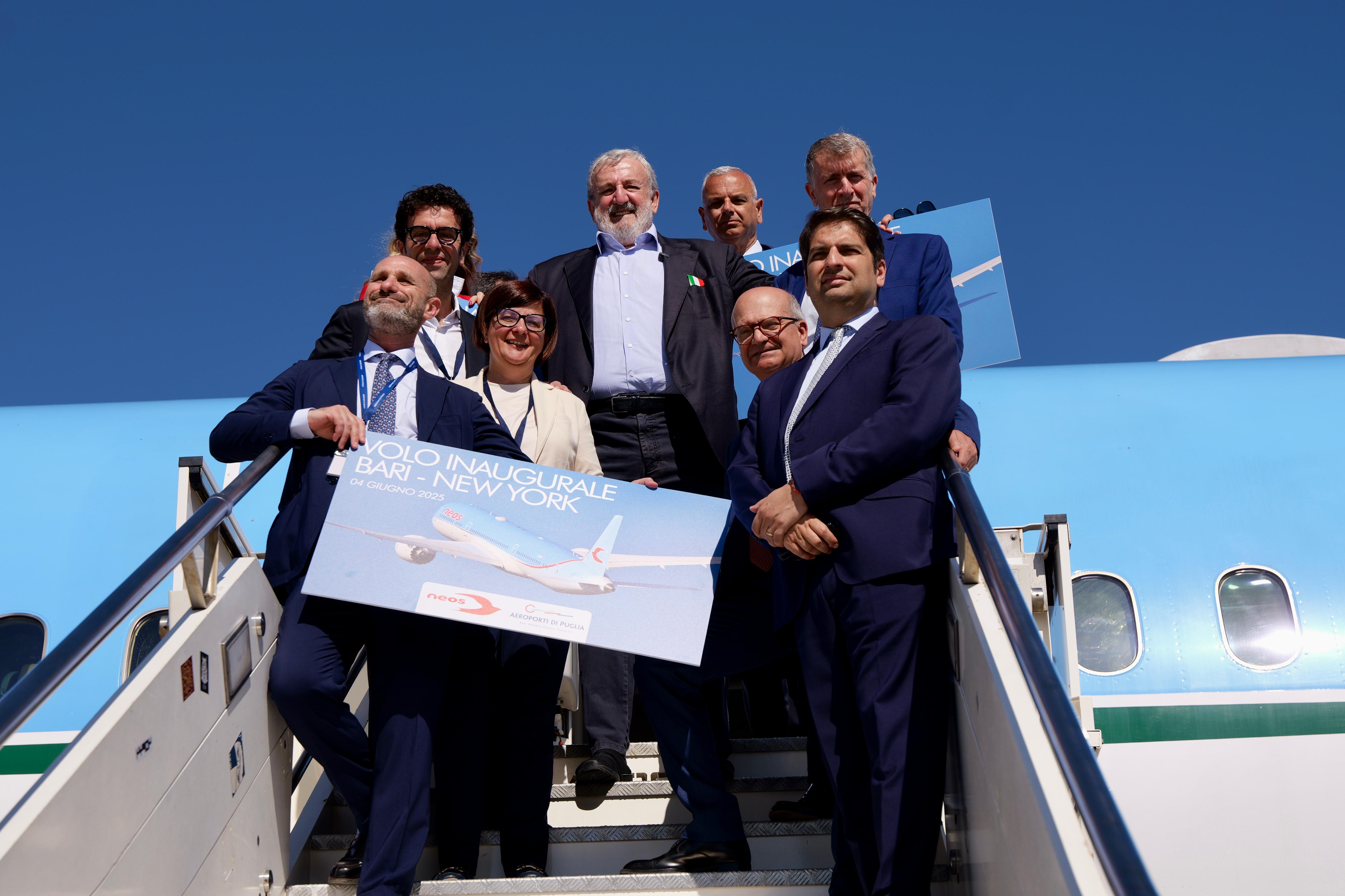Galleria AEROPORTI DI PUGLIA E NEOS: AL VIA IL VOLO DIRETTO SULLA TRATTA BARI - NEW YORK - Diapositiva 1 di 7