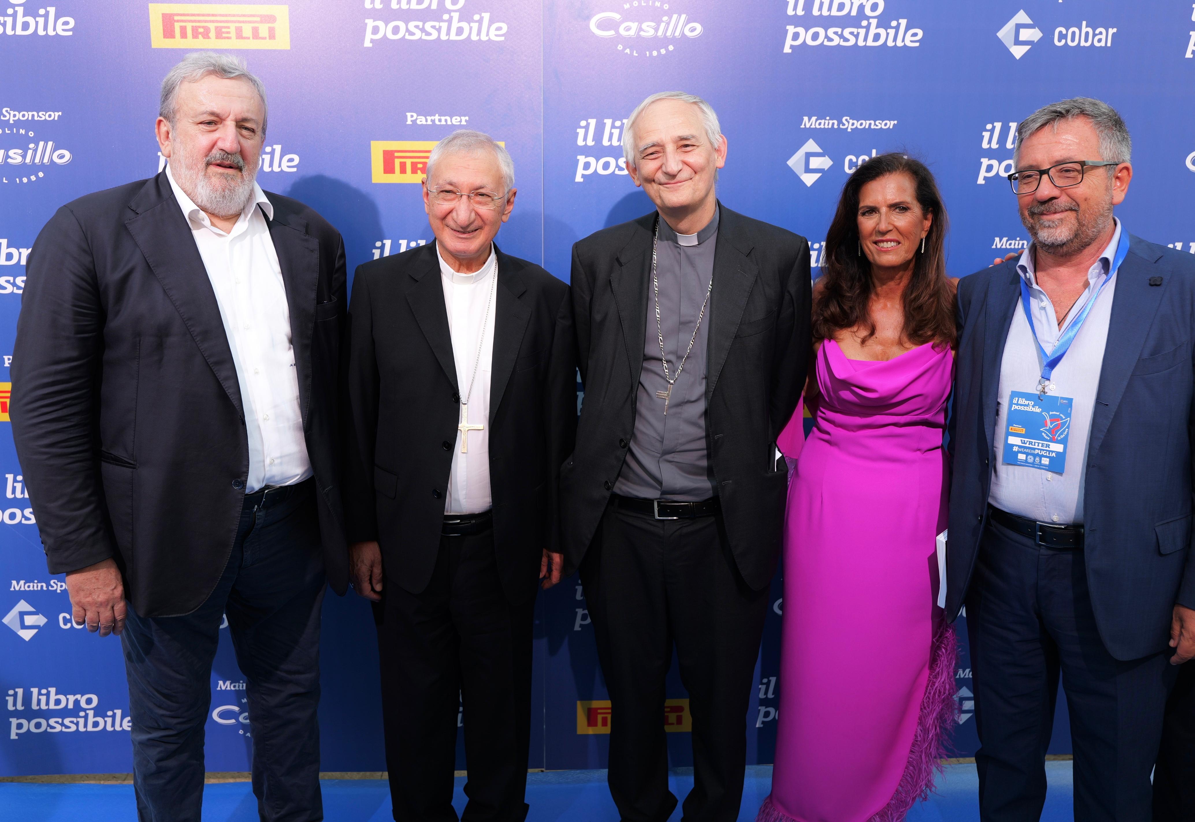 Galleria IL PRESIDENTE EMILIANO ALL’APERTURA DEL FESTIVAL IL LIBRO POSSIBILE A POLIGNANO A MARE - Diapositiva 9 di 12