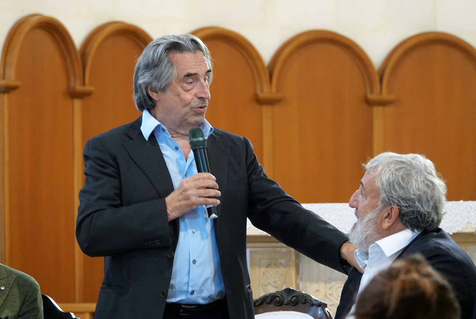 Galleria CONVERSANO, LA FIRMA DEL MAESTRO MUTI SULLA LEGGE PUGLIESE SULLE BANDE MUSICALI: “SIA DI ESEMPIO PER IL PAESE”. EMILIANO: “LA PUGLIA SI RIAPPROPRIA DELLA SUA IDENTITÀ” - Diapositiva 2 di 15