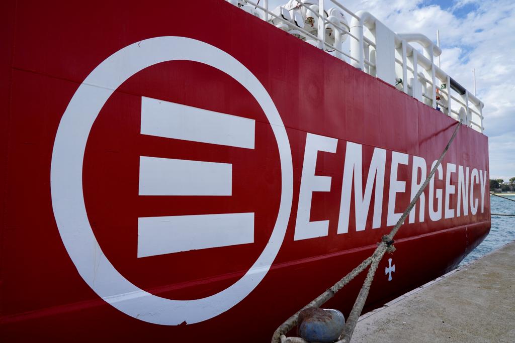 Galleria ACCOLTA A BRINDISI LA NAVE DI EMERGENCY CON 105 PERSONE SALVATE AL LARGO DELLA LIBIA. - Diapositiva 8 di 15