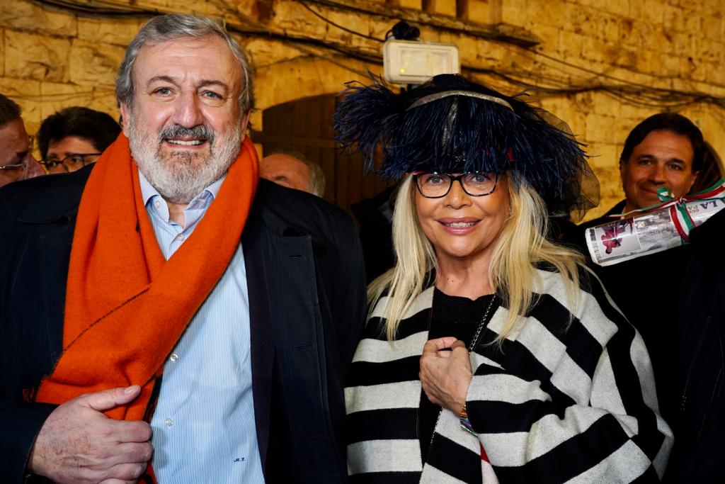 Galleria EMILIANO ALLA SFILATA DEI CARRI E DELLE MASCHERE DEL CARNEVALE DI PUTIGNANO: “ORGOGLIO DELLA PUGLIA”. - Diapositiva 9 di 17