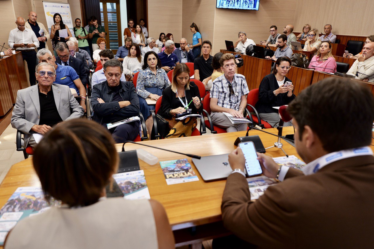 Galleria BIKE, IL GIRO DI PUGLIA CHALLENGE PORTA I CAMPIONI FRA MURGE E MARE - Diapositiva 16 di 17