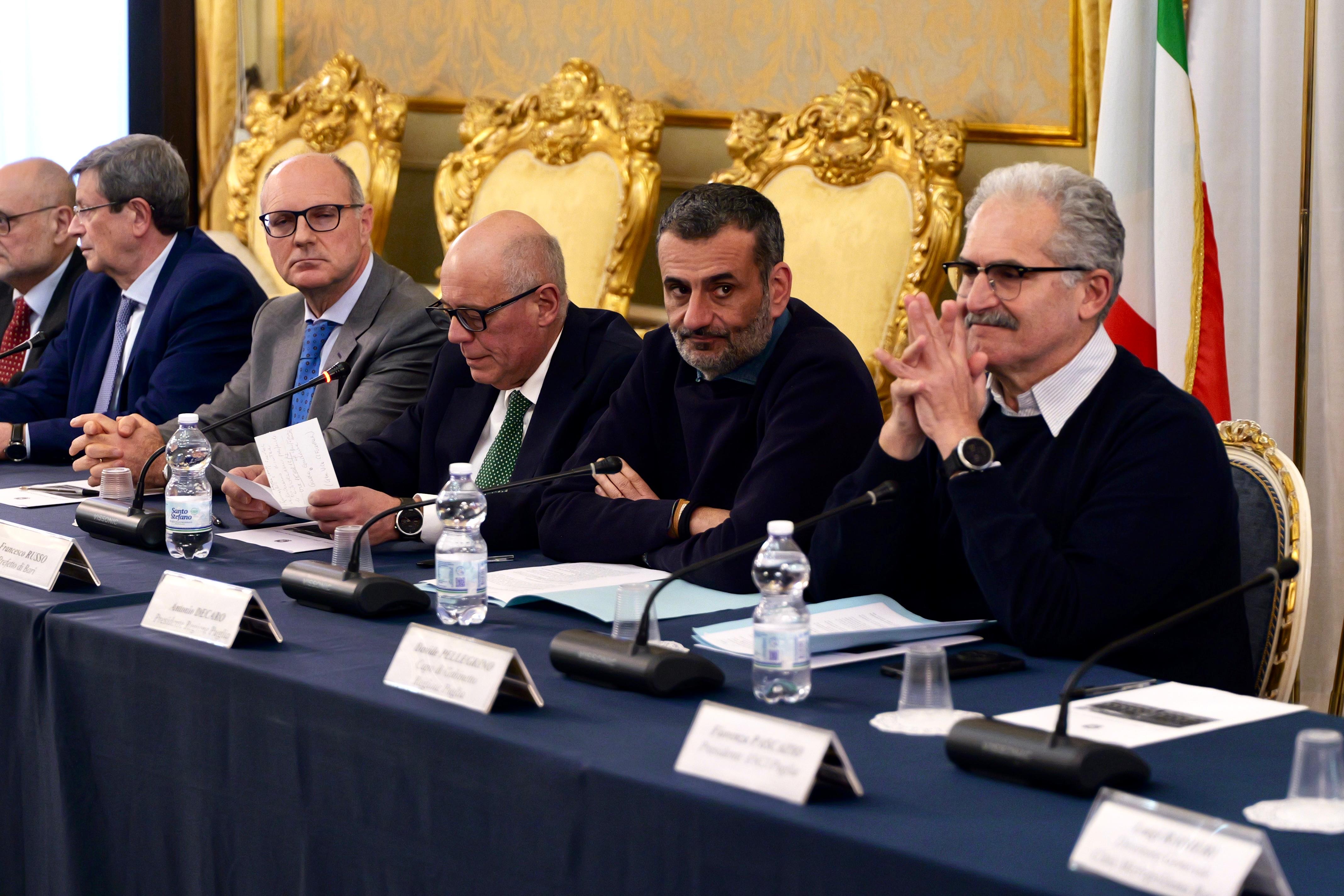 Galleria Decaro in Prefettura a Bari per riunione su manutenzione stagionale delle spiagge - Diapositiva 1 di 3