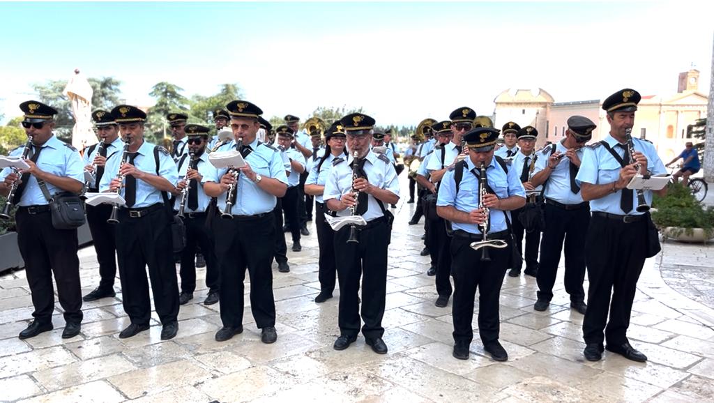 Galleria CONVERSANO, LA FIRMA DEL MAESTRO MUTI SULLA LEGGE PUGLIESE SULLE BANDE MUSICALI: “SIA DI ESEMPIO PER IL PAESE”. EMILIANO: “LA PUGLIA SI RIAPPROPRIA DELLA SUA IDENTITÀ” - Diapositiva 10 di 15