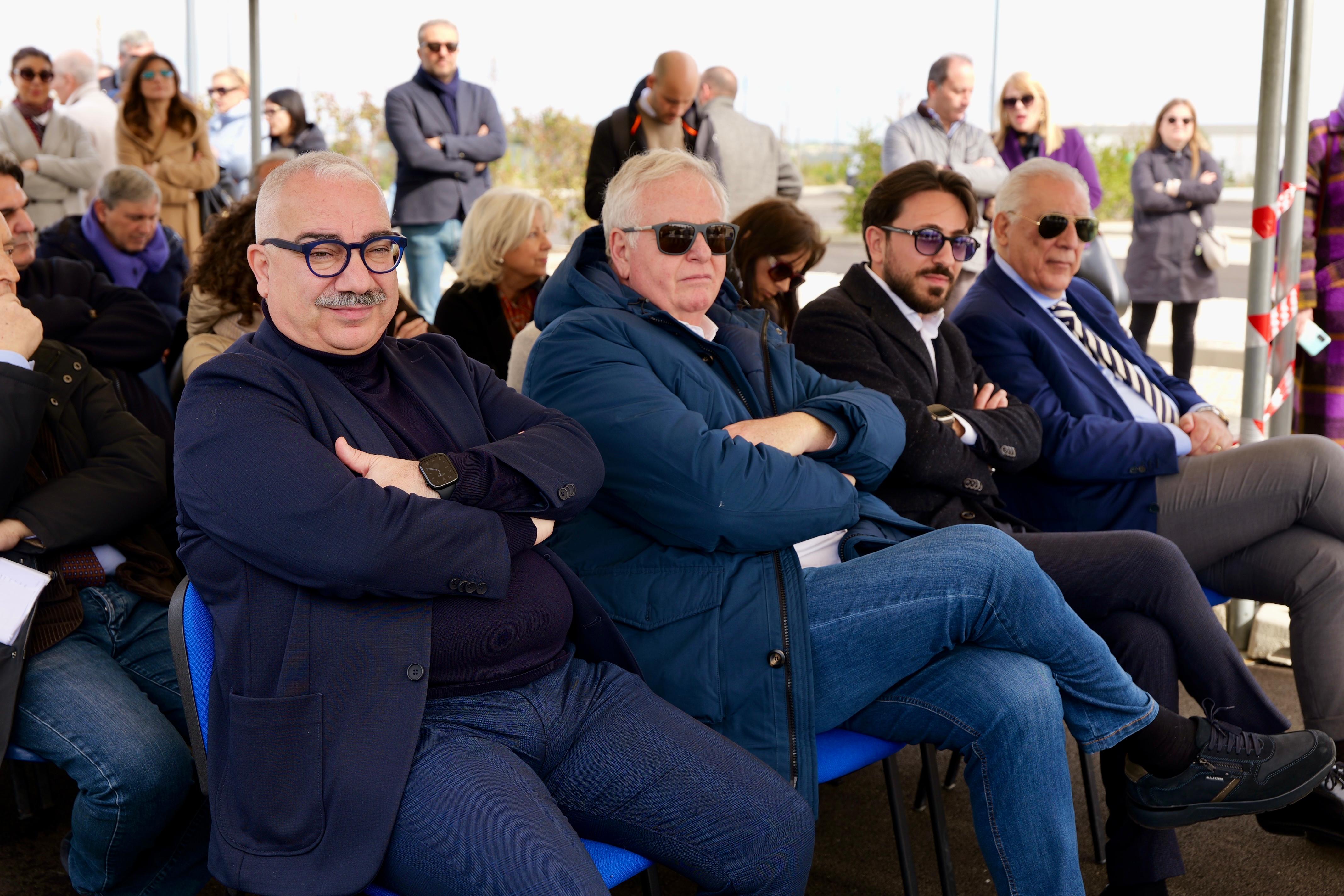 Galleria Il presidente Emiliano e l’assessora Matrangola alla presentazione del concorso per la valorizzazione artistica del nuovo ospedale San Cataldo di Taranto - Diapositiva 4 di 7