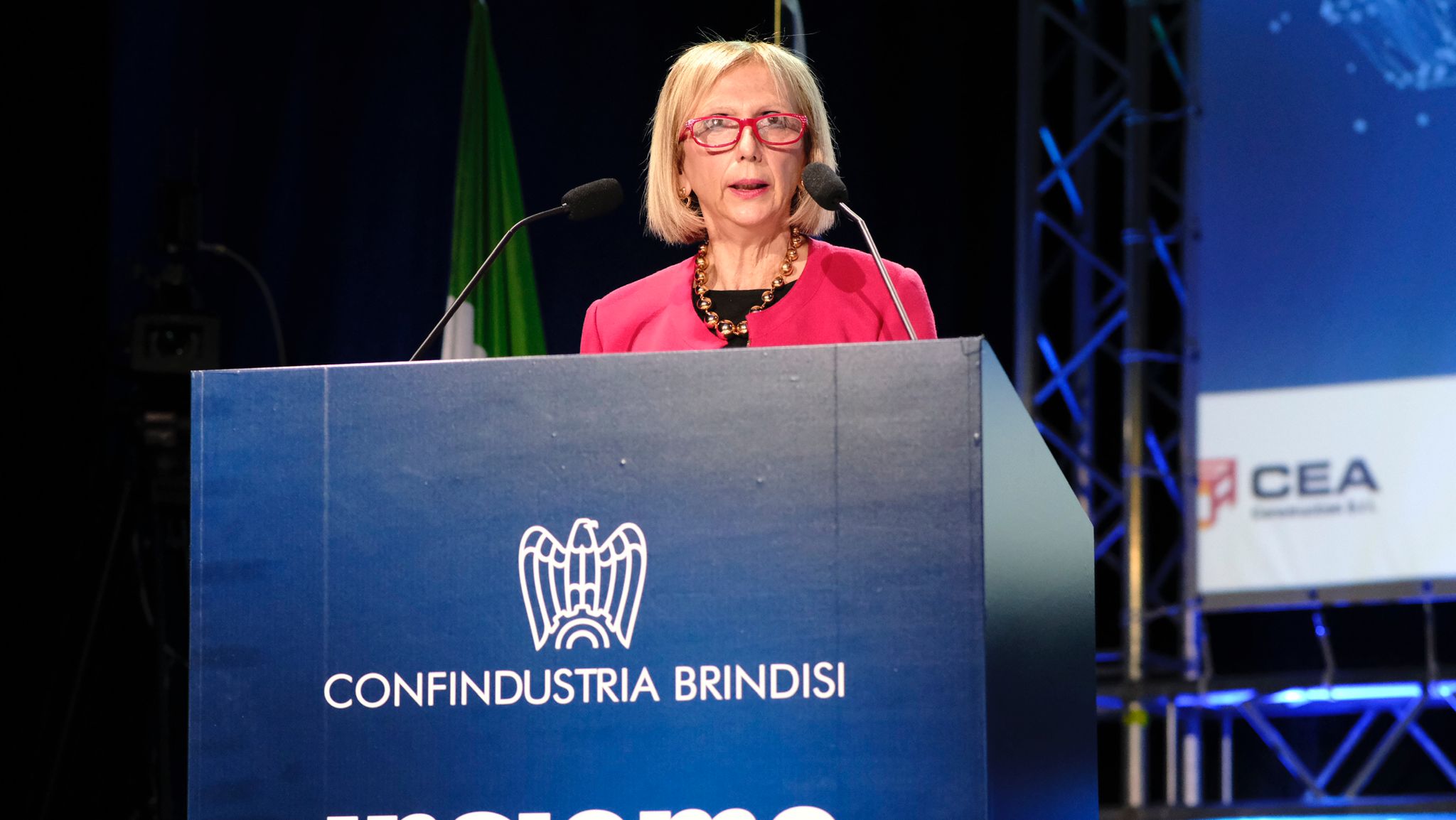 Galleria EMILIANO ALL’ASSEMBLEA DI CONFINDUSTRIA BRINDISI:  “VOGLIAMO TRASFORMARE BRINDISI NELLA CAPITALE DELL’INNOVAZIONE TECNOLOGICA DEL SALENTO” - Diapositiva 16 di 24
