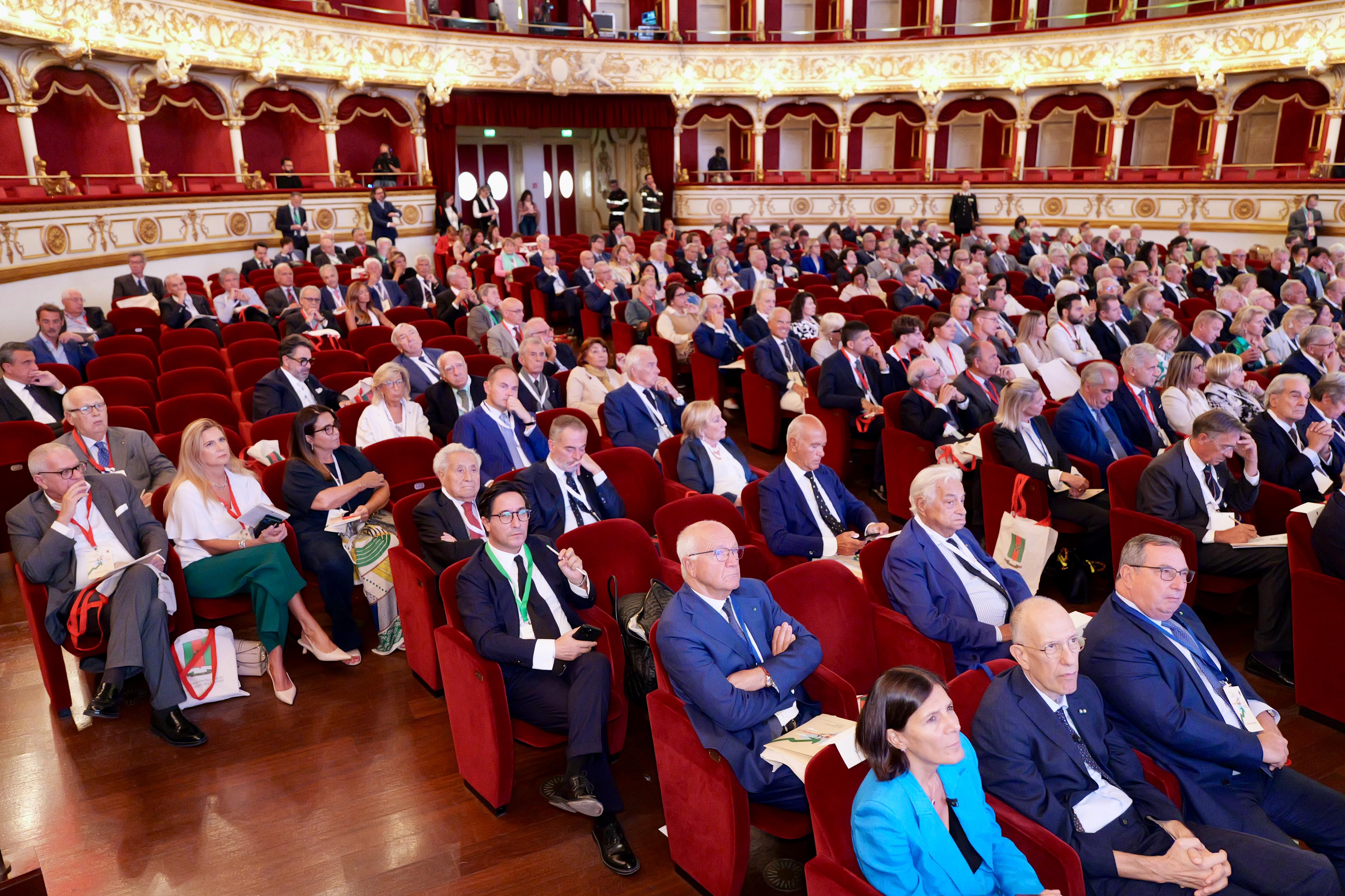 Galleria Bari, il presidente Emiliano al Convegno annuale nazionale dei Cavalieri del Lavoro: “Con le nuove tecnologie la Regione punta a costruire una nuova idea delle professioni” - Diapositiva 7 di 7