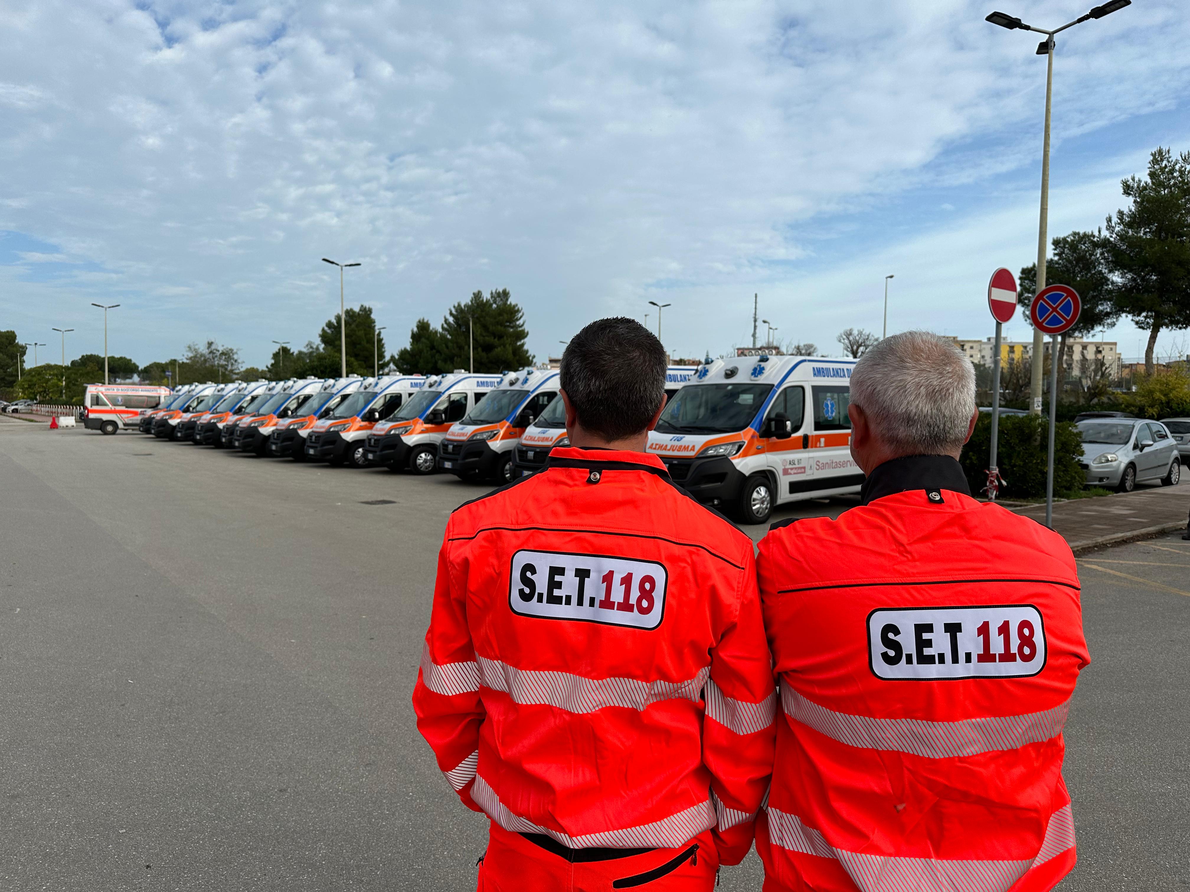 Galleria INTERNALIZZAZIONE 118 ASL BT: IL PRESIDENTE EMILIANO OGGI ALLA FIRMA DEL CONTRATTO SANITASERVICE DI 198 AUTISTI E AUTISTI SOCCORRITORI - Diapositiva 3 di 9