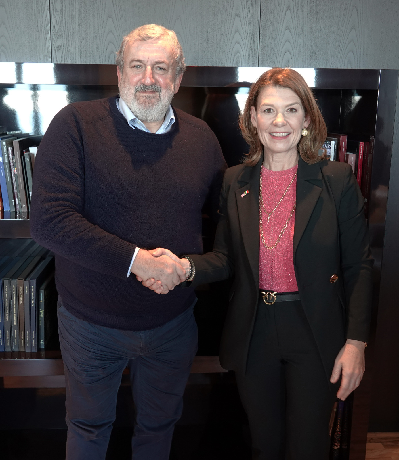 Galleria IL PRESIDENTE MICHELE EMILIANO INCONTRA LA CONSOLE GENERALE USA A NAPOLI TRACY ROBERTS-POUNDS - Diapositiva 4 di 4