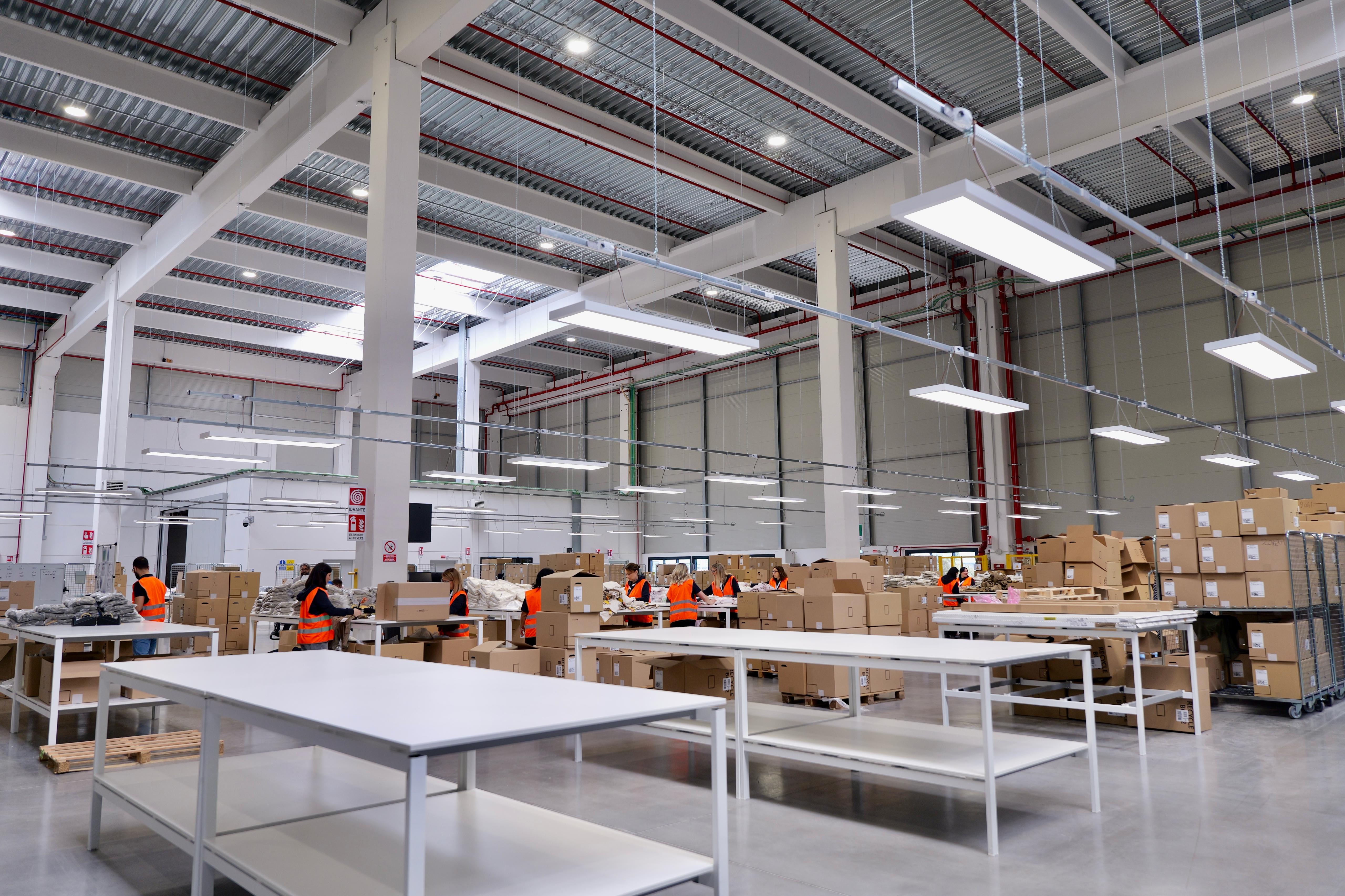 Galleria Gruppo OVS presenta in Puglia il nuovo polo di innovazione tecnologica e il centro evoluto per il riutilizzo dei capi in ottica di economia circolare - Diapositiva 2 di 11