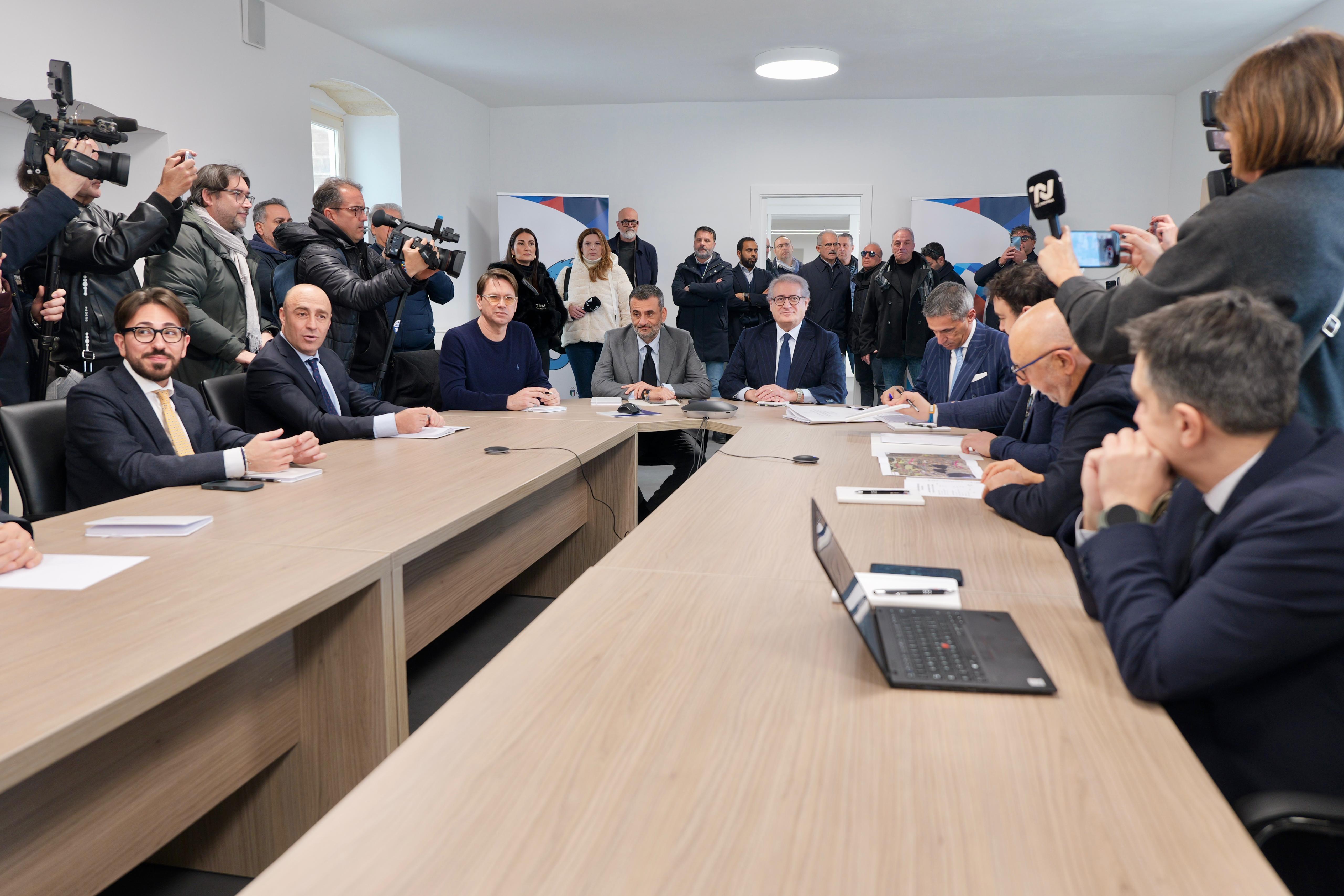 Galleria Giochi del Mediterraneo, il presidente Decaro incontra a Taranto il ministro Abodi e il commissario Ferrarese: 