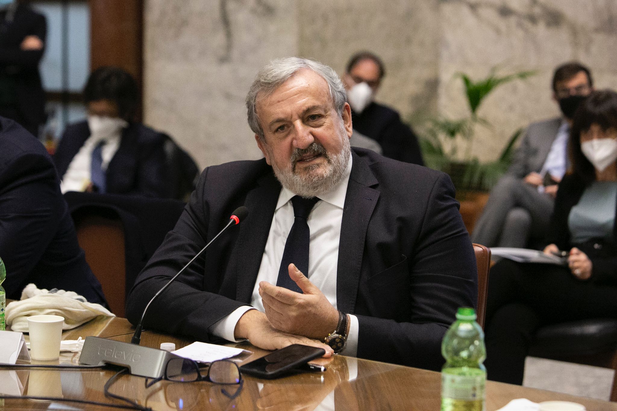 Galleria ACCIAIERIE D’ITALIA, EMILIANO A ROMA CON I MINISTRI GIORGETTI E ORLANDO E L’AD BERNABE’: “SVOLTA DECISIVA PER LA DECARBONIZZAZIONE, SI’ DEL GOVERNO A NUOVO PIANO ENERGETICO”. - Diapositiva 1 di 5