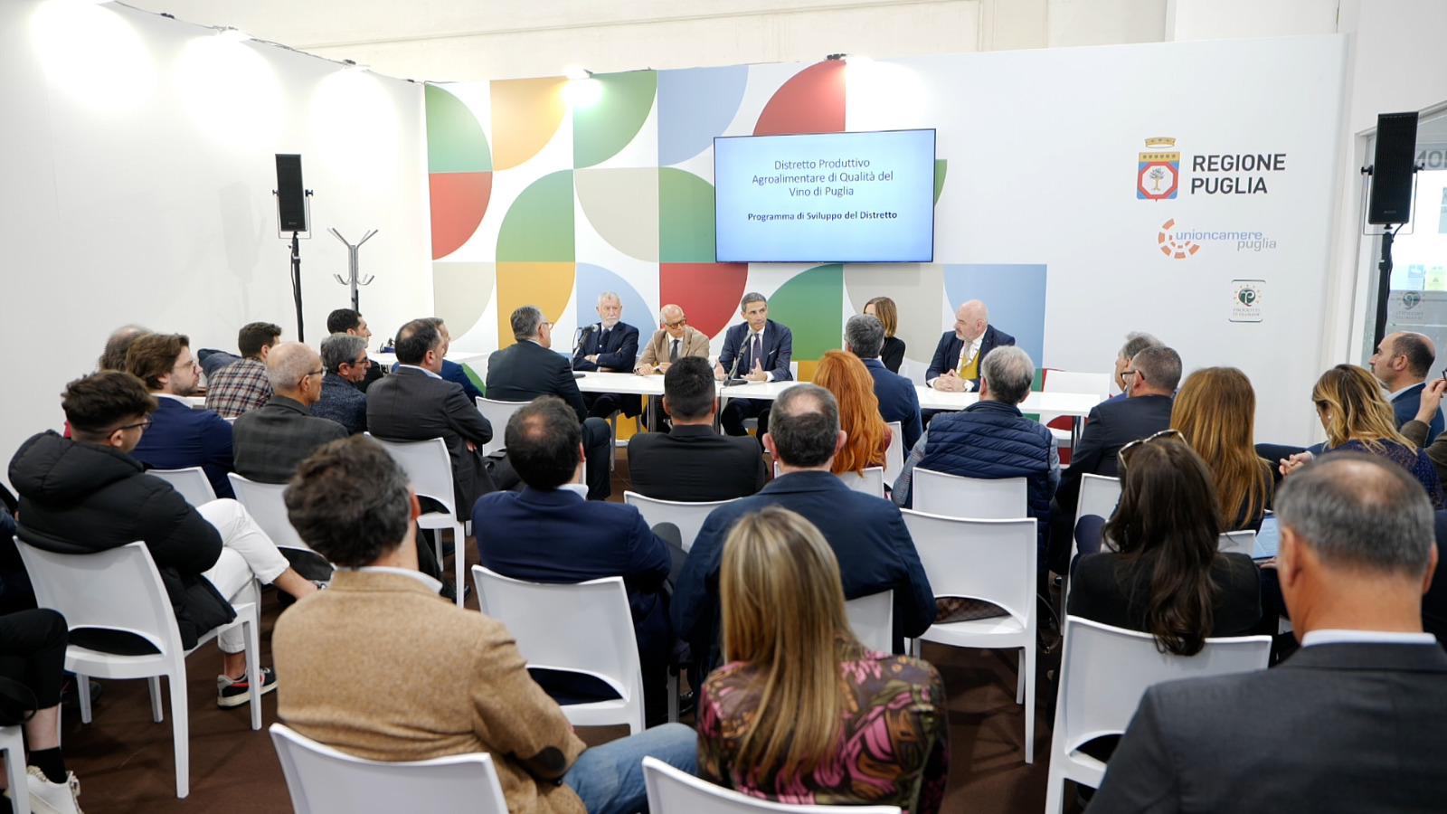 Galleria Taglio del nastro della Puglia al Vinitaly 2023, Pentassuglia: “Manteniamo alto il livello del nostro settore vitivinicolo, specialmente sui mercati internazionali” - Diapositiva 4 di 13
