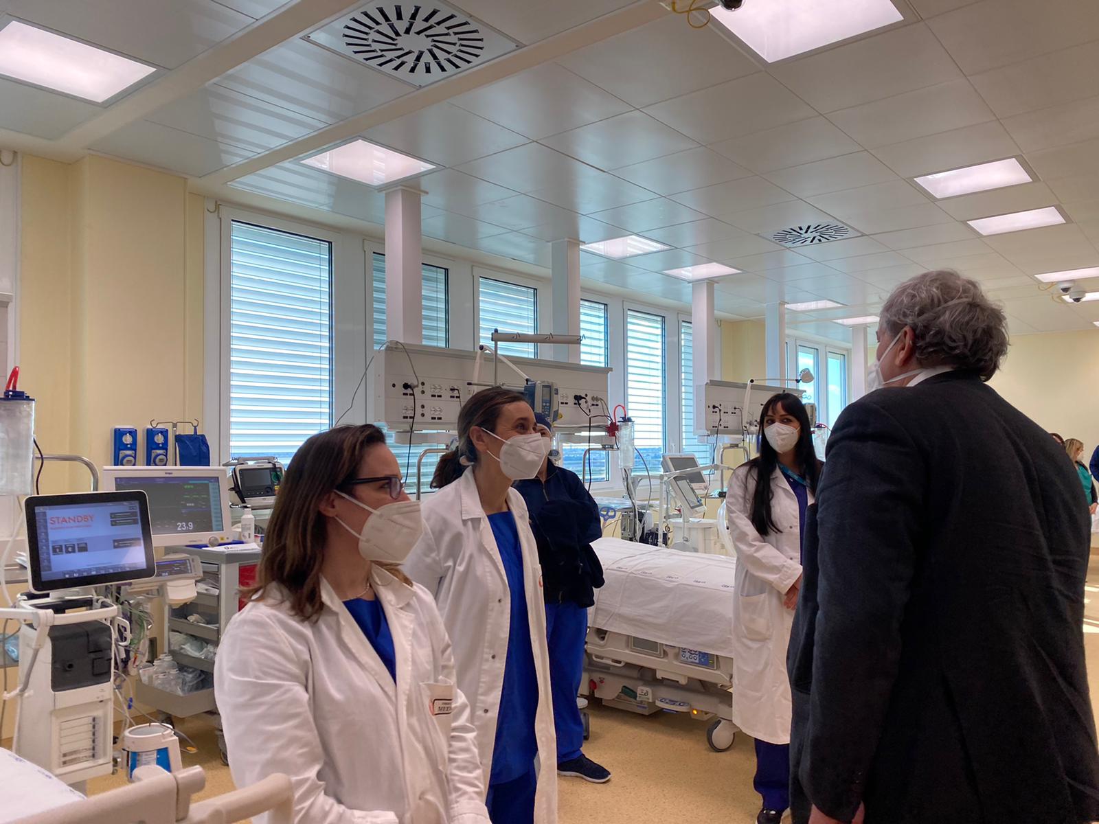 Galleria Potenziamento della rete ospedaliera. Attivati sedici posti di terapia intensiva respiratoria Covid al Dea “V. Fazzi” - Diapositiva 15 di 19