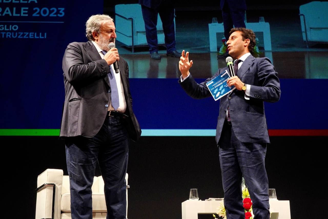 Galleria EMILIANO ALL’ASSEMBLEA GENERALE DI CONFINDUSTRIA BARI-BAT: “IL SISTEMA PUGLIA HA CONSENTITO DI RAGGIUNGERE RISULTATI TRA I MIGLIORI D’ITALIA” - Diapositiva 6 di 11