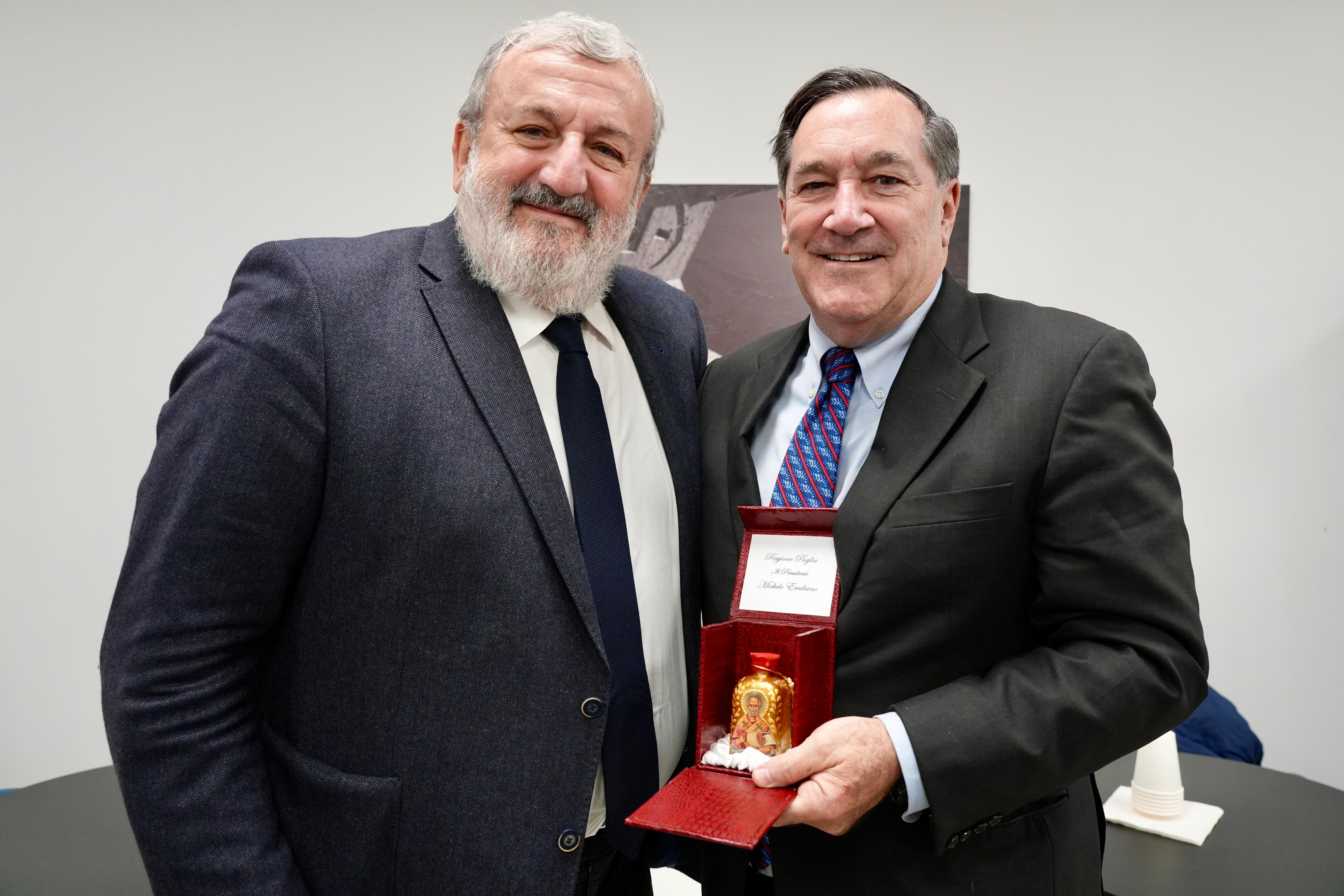 Galleria IL PRESIDENTE EMILIANO RICEVE L’AMBASCIATORE AMERICANO PRESSO LA SANTA SEDE  - Diapositiva 1 di 2