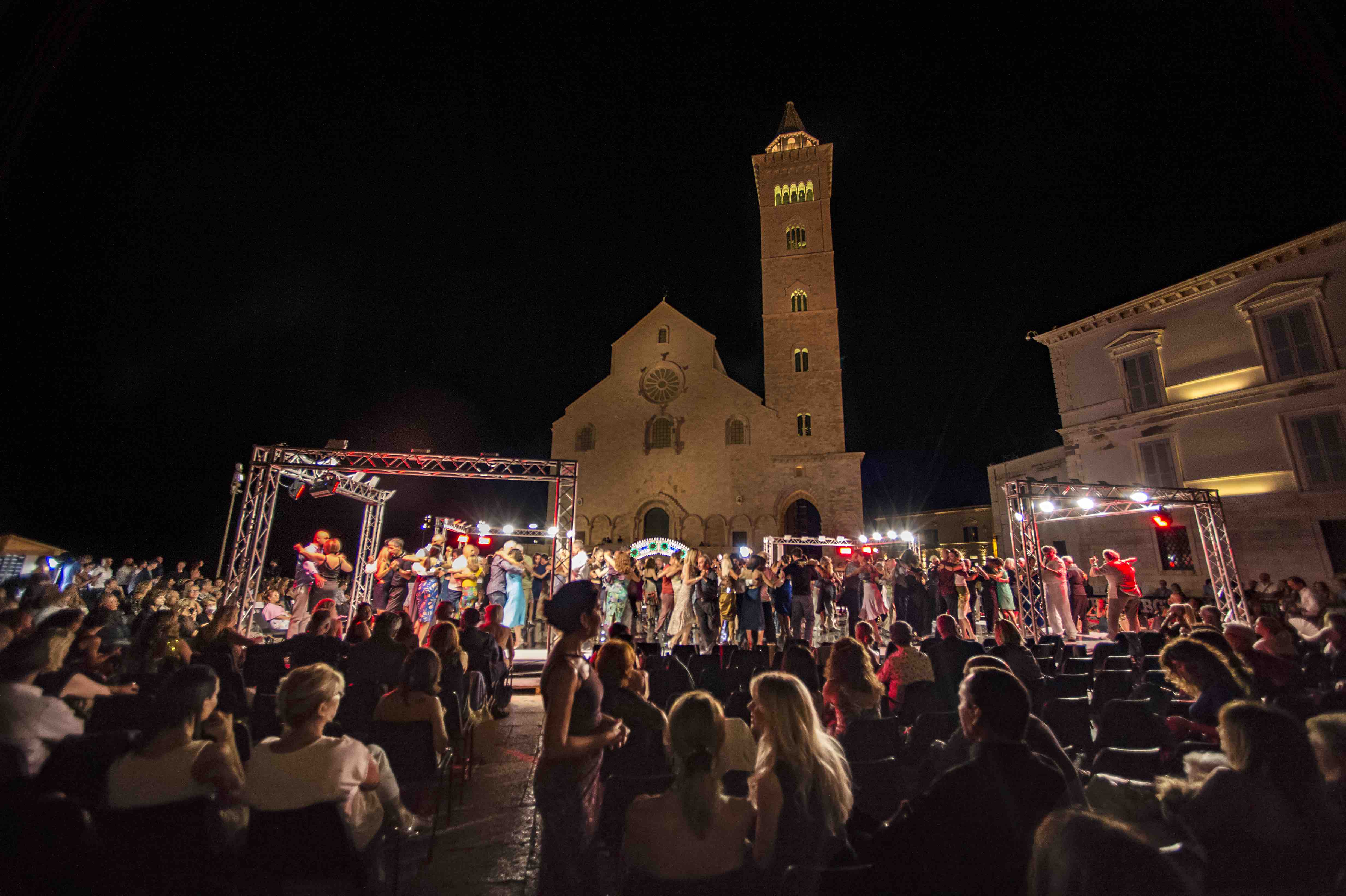 Galleria Trani capitale del Tango, il governatore Emiliano: “Arriveranno da tutto il mondo, è meraviglioso” - Diapositiva 1 di 3