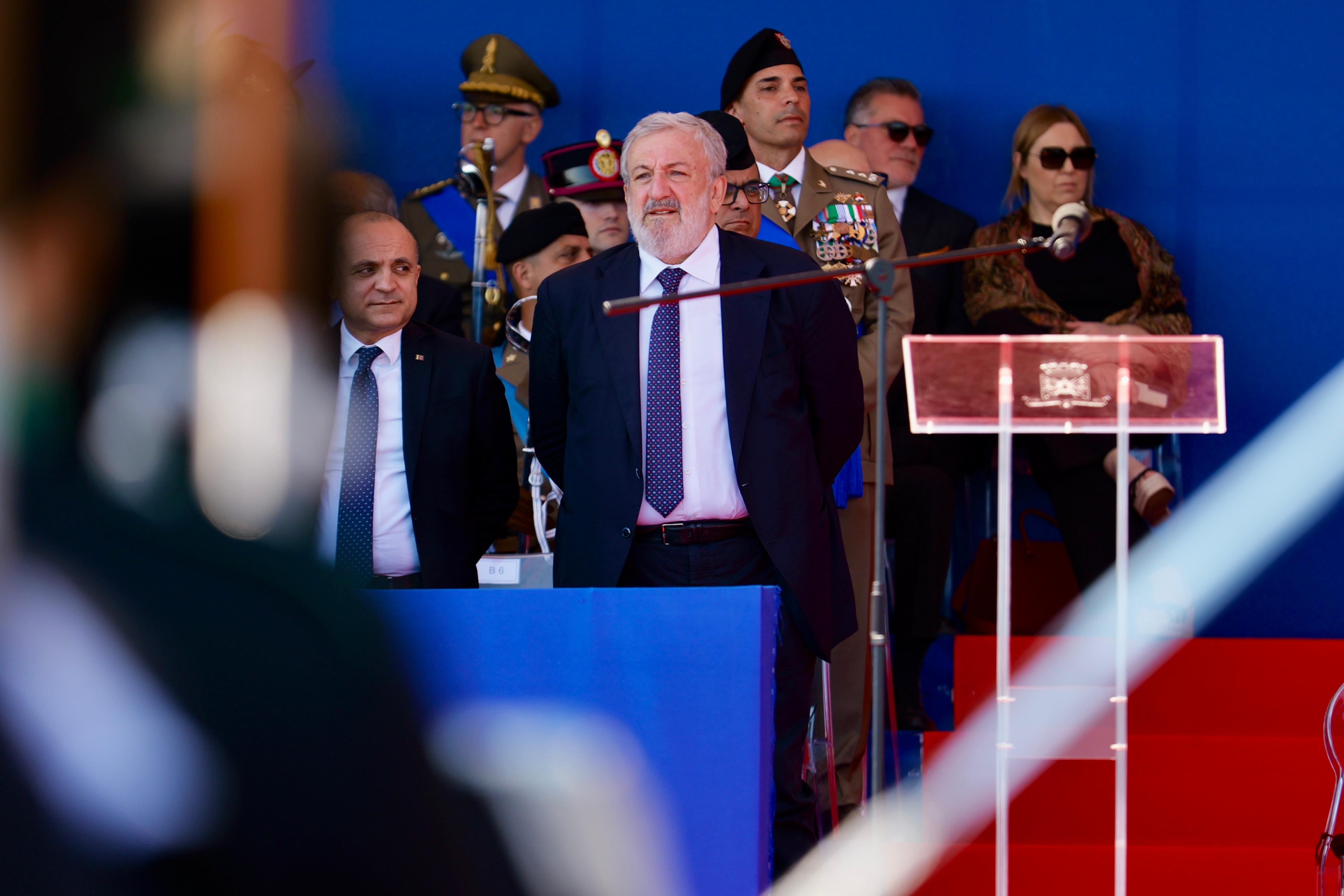 Galleria IL PRESIDENTE EMILIANO ALLE CELEBRAZIONI PER IL 164° ANNIVERSARIO DELL’ESERCITO: “É ANCHE LA FESTA DEI TANTI PUGLIESI CHE HANNO OFFERTO LA VITA E SERVITO LA PATRIA”. - Diapositiva 13 di 13