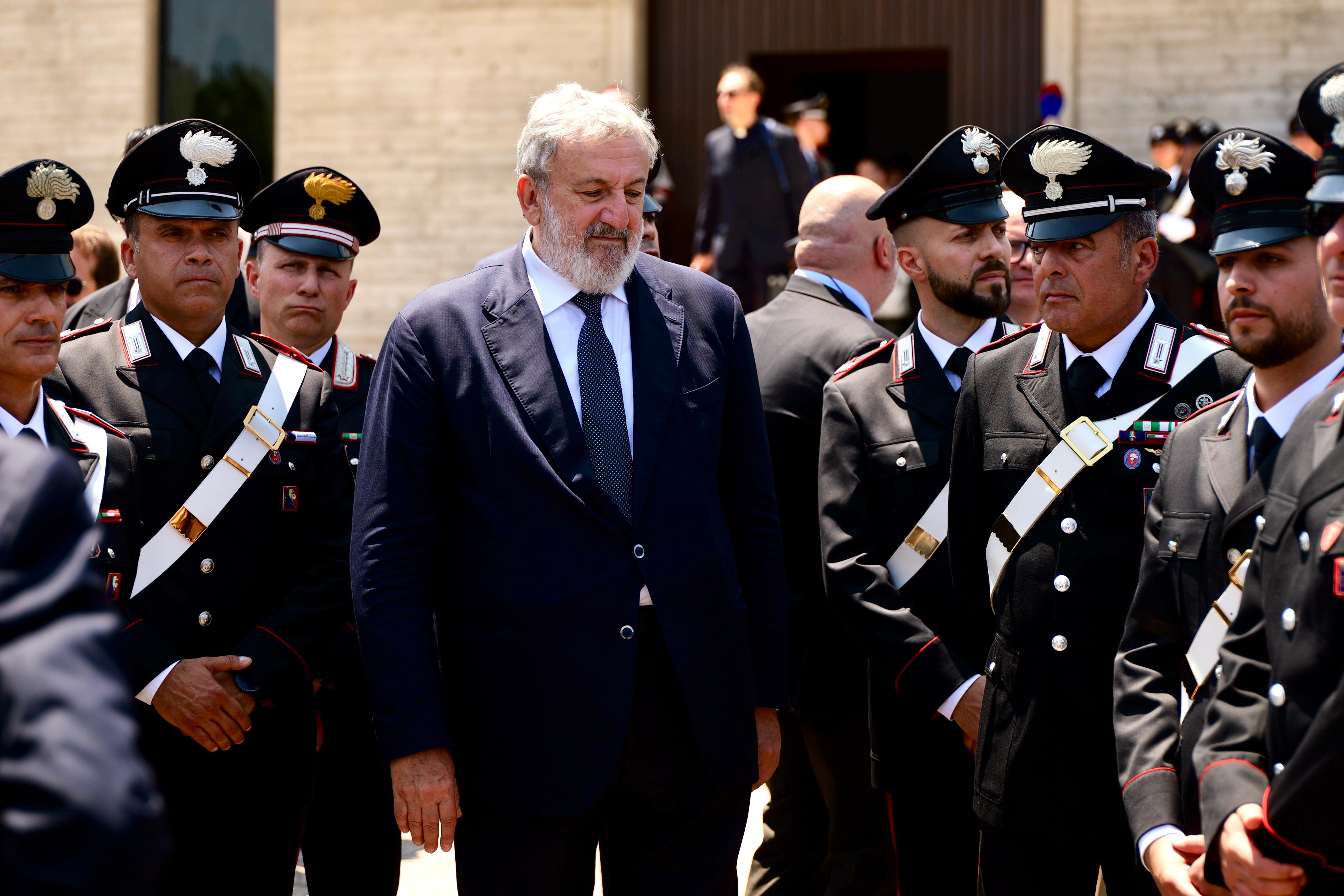 Galleria EMILIANO ALLE ESEQUIE DEL BRIGADIERE LEGROTTAGLIE A OSTUNI ALLA PRESENZA DEL PRESIDENTE MATTARELLA - Diapositiva 16 di 17