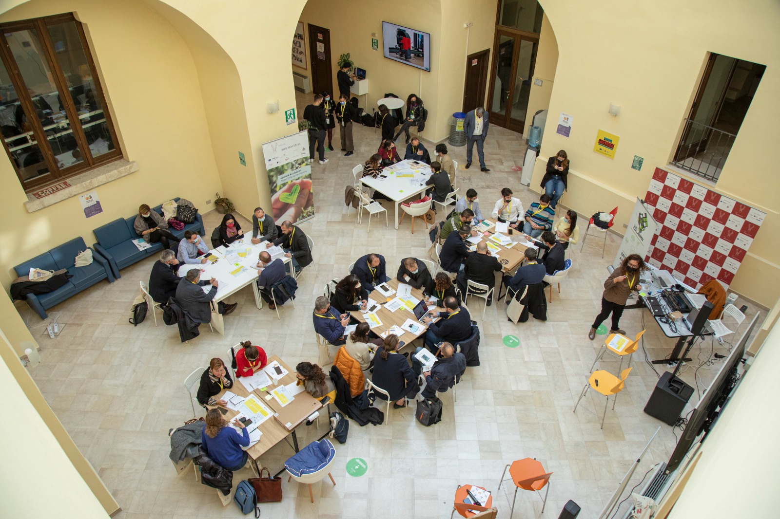 Galleria APPRODA A BRINDISI AGENDA PER IL LAVORO 2021-2027 DI REGIONE PUGLIA TERZA TAPPA NEL COWORKING SPACE MOLO 12 DI PALAZZO GUERRERI - Diapositiva 4 di 9