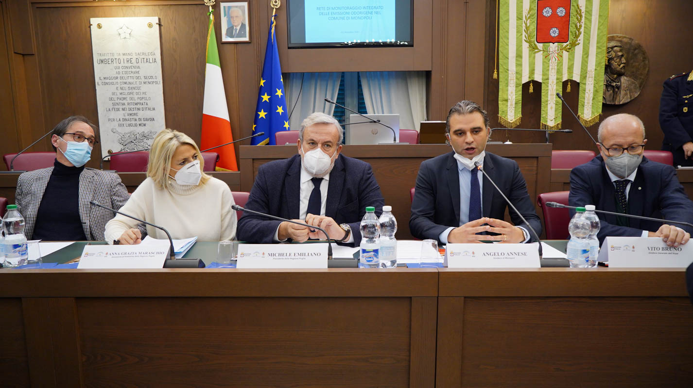 Galleria EMISSIONI ODORIGENE A MONOPOLI, EMILIANO E MARASCHIO:  “ATTIVITÀ DI MONITORAGGIO A GARANZIA DI CITTADINI E IMPRESE PER TUTELARE LA SALUTE DI TUTTI”. - Diapositiva 8 di 12