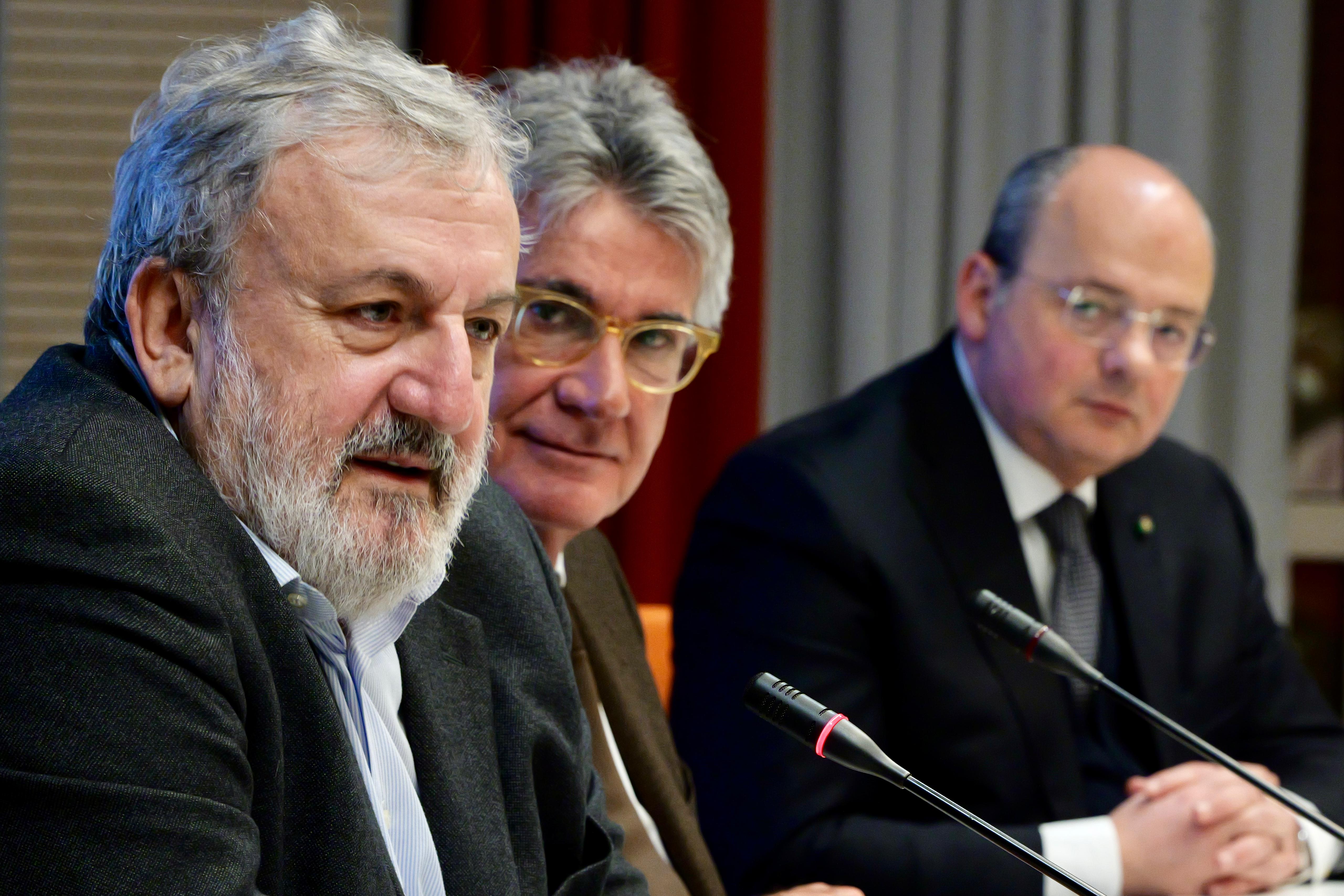 Galleria IL PRESIDENTE EMILIANO ALLA RIUNIONE DELL’UNITÀ DI COORDINAMENTO DELLA RETE ONCOLOGICA PUGLIESE: “PUNTARE ANCORA DI PIÙ SUI CENTRI DI ORIENTAMENTO” - Diapositiva 13 di 14