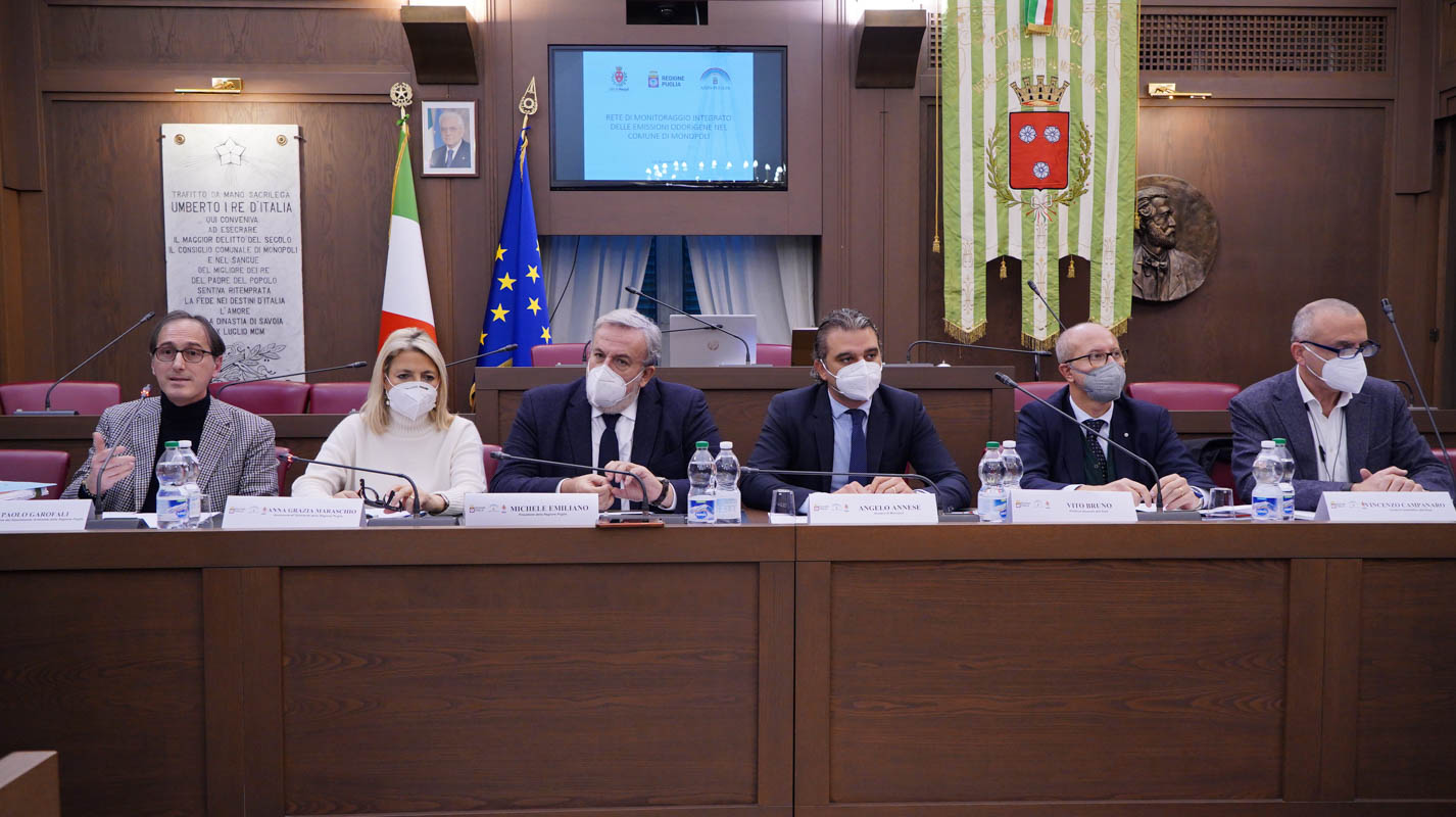 Galleria EMISSIONI ODORIGENE A MONOPOLI, EMILIANO E MARASCHIO:  “ATTIVITÀ DI MONITORAGGIO A GARANZIA DI CITTADINI E IMPRESE PER TUTELARE LA SALUTE DI TUTTI”. - Diapositiva 10 di 12