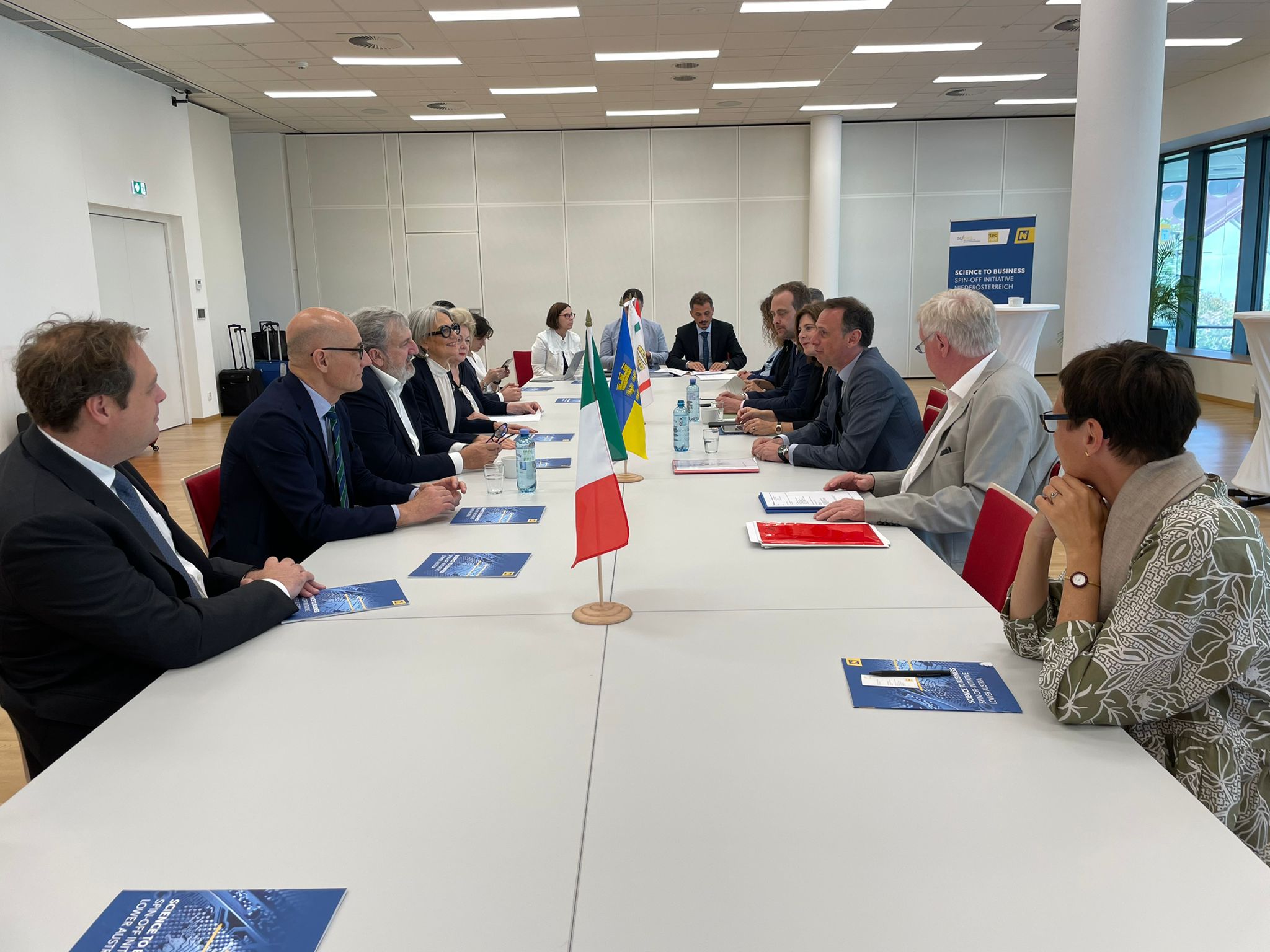 Galleria La Regione Puglia a Vienna: l'incontro con il Governo della Bassa Austria e sottoscrizione dell'accordo tra Università di Bari e la Danube Private University - Diapositiva 7 di 11