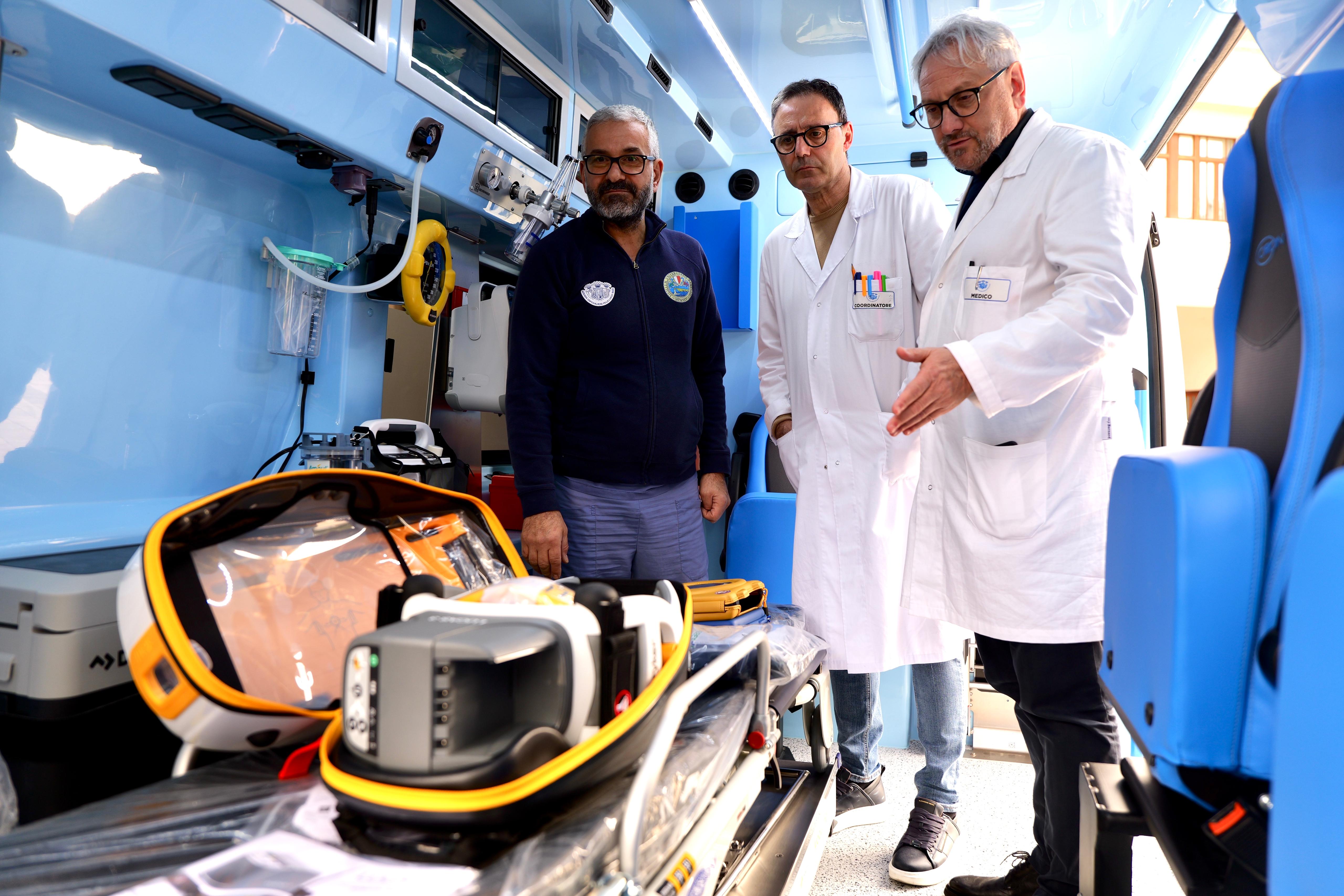 Galleria IL POLICLINICO DI BARI RINNOVA IL PARCO AMBULANZE CON MEZZI DOTATI DI RIANIMAZIONE E PER LE EMERGENZE BARIATRICHE E NEONATALI - Diapositiva 3 di 13