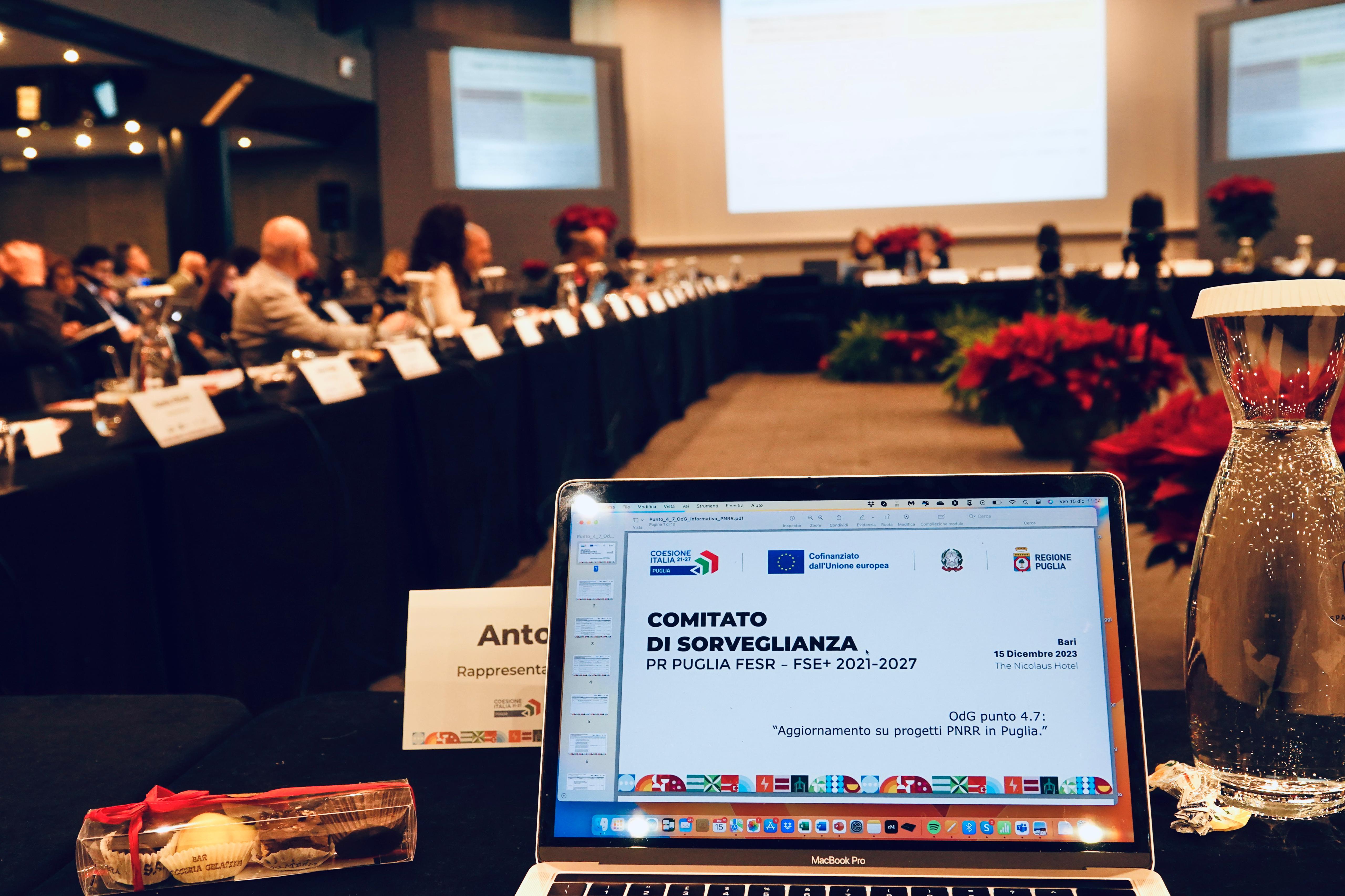 Galleria Riunione a Bari del Comitato di Sorveglianza PR Puglia FESR-FSE+ 2021-2027 - Diapositiva 2 di 12