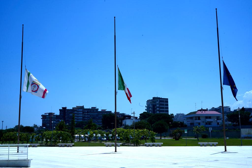 Galleria Bandiere a mezz’asta in Regione Puglia per il lutto nazionale per l'alluvione in Emilia Romagna - Diapositiva 5 di 6