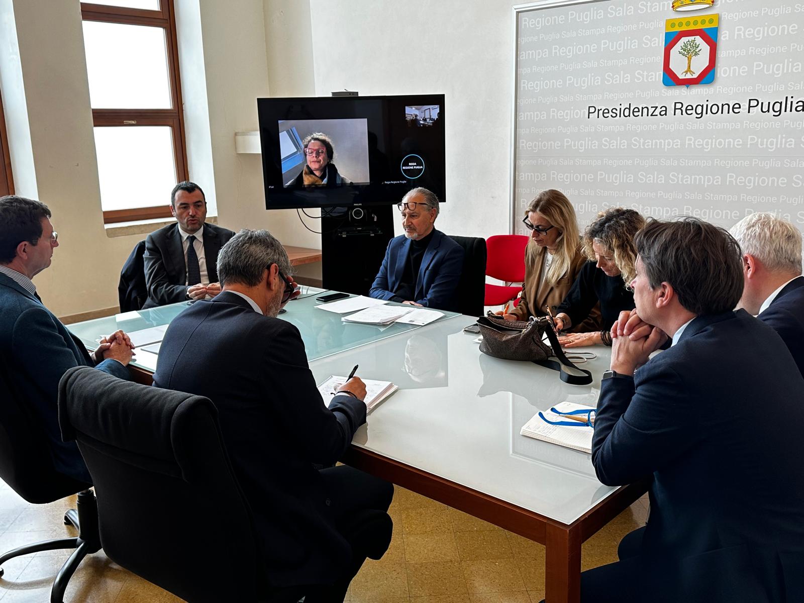 Galleria Leonardo Grottaglie: Triggiani, Delli Noci e Caroli incontrano i vertici della Divisione Aerostrutture  - Diapositiva 1 di 3