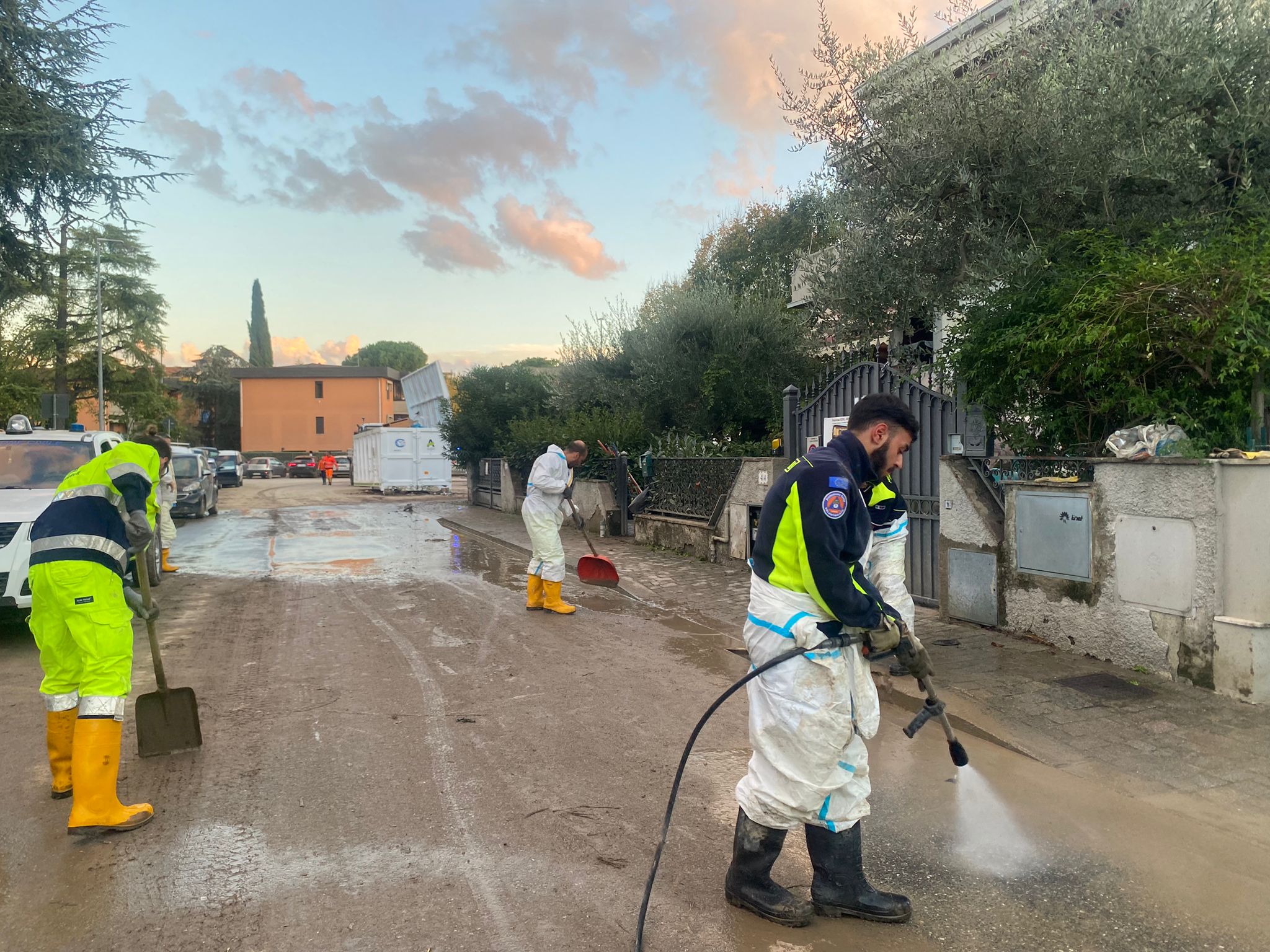Galleria EMERGENZA ALLUVIONE, EMILIANO E GIANI A CAMPI BISENZIO CON LA COLONNA MOBILE DELLA PROTEZIONE CIVILE  - Diapositiva 15 di 18